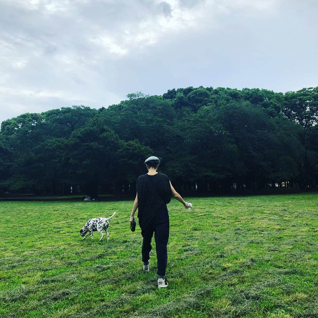 高岡早紀 さんのインスタグラム写真 - (高岡早紀 Instagram)「雨上がりの芝生の上はとても懐かしい匂いがしたよ。。 #犬散歩」7月18日 18時55分 - saki_takaoka