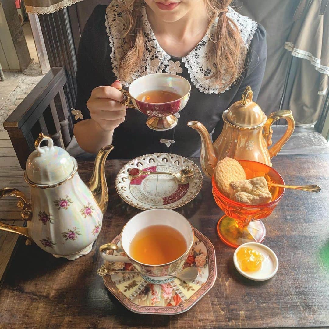 maari watanabe(まありん)さんのインスタグラム写真 - (maari watanabe(まありん)Instagram)「.*⑅︎୨୧┈︎┈︎┈︎┈︎┈︎┈︎┈┈︎┈︎┈︎┈︎┈︎୨୧⑅︎* .  アンティーク食器がかわいい🥺✨ 📍東京 高円寺 エセルの中庭 ㅤㅤㅤㅤㅤ 現実を忘れる異空間カフェでした☕️ アンティーク食器が可愛すぎて感動💗 ここ最近行ったカフェで一番衝撃の空間だった。 こんなに高級感あるのにお値段も🙆‍♀️ .*⑅︎୨୧┈︎┈︎┈︎┈︎┈︎┈︎┈┈︎┈︎┈︎┈︎┈︎୨୧⑅︎* .  #東京カフェ#tokyocafe#東京カフェ巡り#東京スイーツ#高円寺カフェ#インスタ映えスイーツ#フォトジェニックスイーツ#フォトスポット#アンティークカフェ#アンティーク食器#紅茶#デザートプレート#アフターヌーンティー #afternoontea #まありんカフェ巡り」7月18日 18時55分 - manyo_wt