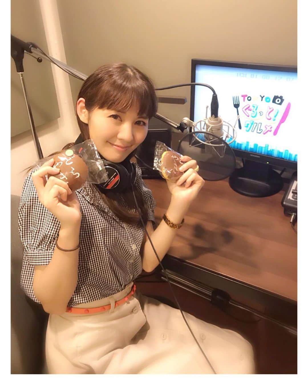 真坂美帆さんのインスタグラム写真 - (真坂美帆Instagram)「★どらやき★ 日本の銘菓 どらやき。 現在CS旅チャンネルにて放送されている『TOKYOぐるっと！グルメ』 #6神保町 で紹介している「亀澤堂」さんのどらやきを、番組のプロデューサーさんが差し入れして下さいました。 いつも収録で紹介されているお店は放送後に食べに行くことが多いので、当日に食べられるなんて…なんて幸せなことでしょう💕 ・ もっちもちの生地が最高に美味しい亀澤堂さんのどらやき♡ また食べたいなぁ(*^^*) ・ #ootd #instapic #instafood #instagirl #japanesegirl #japan #japanesefood #tokyo #voiceactress #pretty #sweets #poudoudou #グルメ #スイーツ #ビジョビ #和菓子 #どらやき #声優 #おっとり声優さん #おしごと」7月18日 18時55分 - miho.sakurazaka_mii