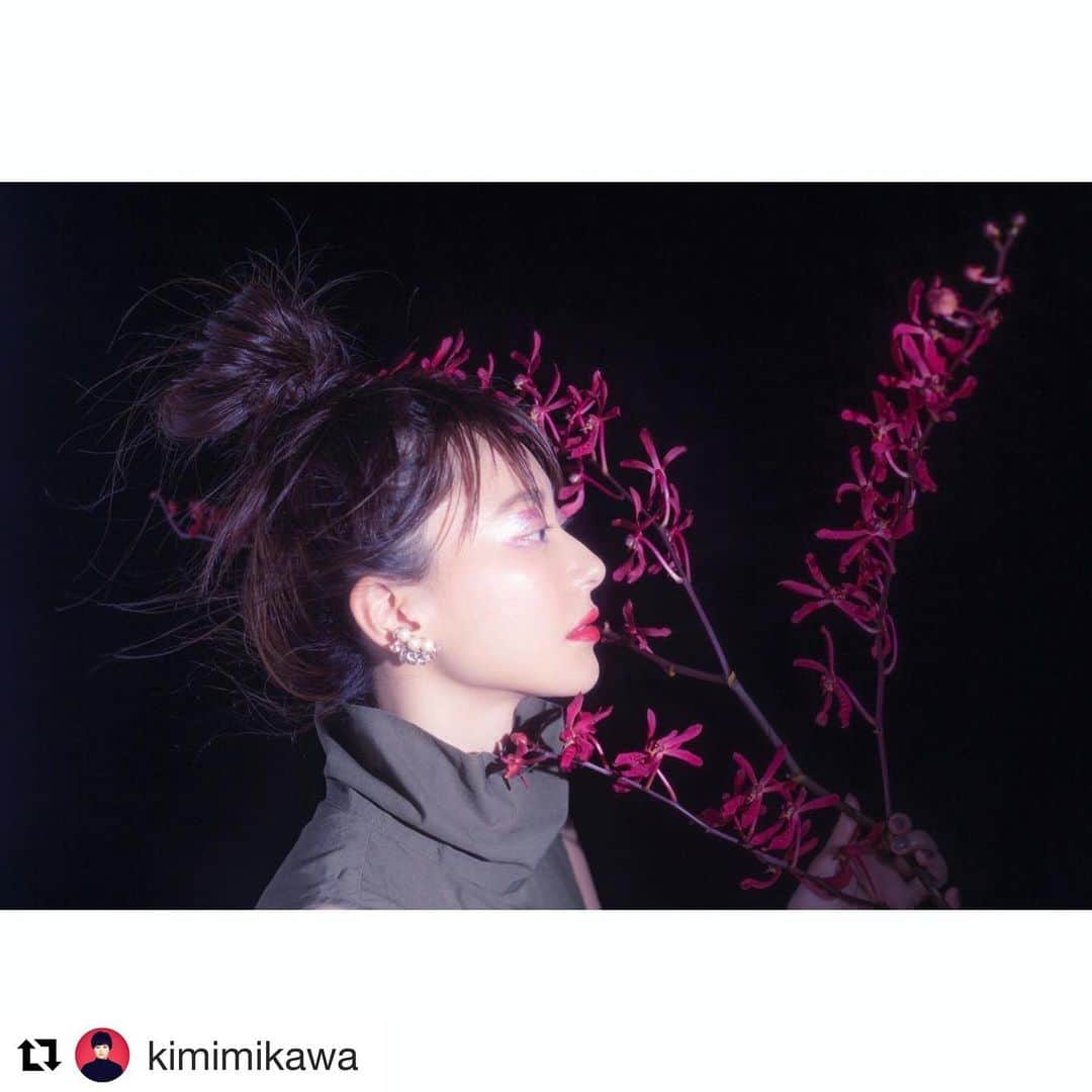 のインスタグラム：「#Repost @kimimikawa with @get_repost ・・・ New image of @shokohazz210  Makeup @a_k_o_k_o  Photo @kimimikawa . . . . . . . . . . . . . . . . #girl #girls #portrait #flowers #dark #beauty #beautiful #japan #japanese #japanesegirl #makeup #works #work #可愛い #ポートレート #ビューティ #女の子」