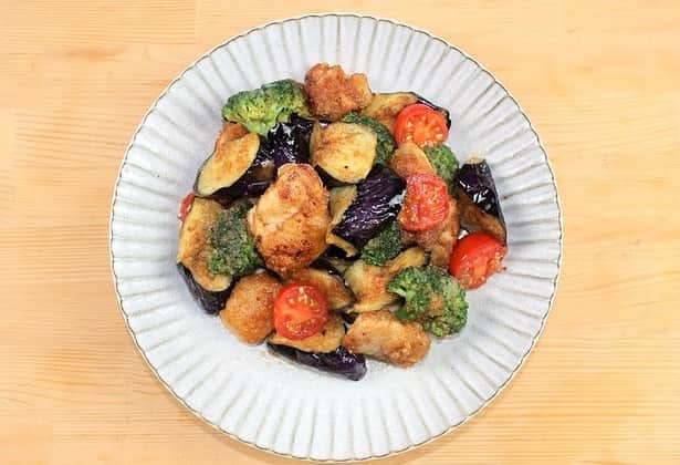 エバラ食品さんのインスタグラム写真 - (エバラ食品Instagram)「【エバラ社員の食卓ウィーク/なす料理Vol.3】 夏の食卓にぴったり！ 彩り豊かな「なすと鶏からの香味炒め」 . こんにちは、開発の青木です。私は、旬のなすに、大好きな鶏肉のからあげ、いつも冷蔵庫にあるブロッコリーとミニトマトを使ってボリューム満点の一品を作りました♪ . なすとブロッコリー、鶏肉は、小麦粉をまぶしてサッと揚げるのがポイント。表面に薄い衣ができて、「 #たまねぎのたれ 」がしっかり絡むようになります＾＾ミニトマトは焼き色がつくまで火を通して、甘味をアップさせました(*^_^*) . 「たまねぎのたれ」は、かつお節と昆布のうま味に、たっぷりのたまねぎを加えた、さっぱりとした和風のたれ。野菜もお肉もパクパクと食べられます♪ . 彩りも栄養もバッチリのなすレシピ。この夏、みなさんもぜひお試しあれ(^^) . ＜材料 3〜4人分＞ 鶏もも肉 300g なす 3本 ブロッコリー 1株 ミニトマト 6個 小麦粉 適量 揚げ油 適量 エバラたまねぎのたれ 適量 . ＜作り方＞ 【1】鶏肉は一口大に、なすは乱切りにし、ブロッコリーは小房に分け、ミニトマトは半分に切ります。 【2】鶏肉・なす・ブロッコリーに薄く小麦粉をまぶします。 【3】深めのフライパンに2cmくらいの油を熱し、鶏肉を揚げ焼きにし、一度取り出します。 【4】なすとブロッコリーを色がつくまで揚げ焼きにします。 【5】残った油をキッチンペーパー等で拭き取り、【1】のミニトマトを入れ、軽く焼き色がつくまで焼きます。 【6】鶏肉を戻し入れ、「たまねぎのたれ」を加え、サッと炒め合わせたらできあがりです。 . #エバラおいしいレシピ #エバラ食品 #おうちごはん #レシピ #鶏肉 #からあげ #鶏のからあげ #夏野菜 #野菜 #なす #ナス #茄子 #ブロッコリー #ミニトマト #instafood #foodstagram」7月18日 19時00分 - ebarafoods