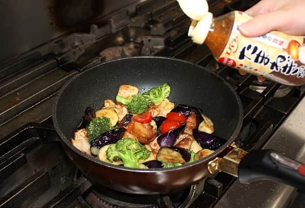 エバラ食品さんのインスタグラム写真 - (エバラ食品Instagram)「【エバラ社員の食卓ウィーク/なす料理Vol.3】 夏の食卓にぴったり！ 彩り豊かな「なすと鶏からの香味炒め」 . こんにちは、開発の青木です。私は、旬のなすに、大好きな鶏肉のからあげ、いつも冷蔵庫にあるブロッコリーとミニトマトを使ってボリューム満点の一品を作りました♪ . なすとブロッコリー、鶏肉は、小麦粉をまぶしてサッと揚げるのがポイント。表面に薄い衣ができて、「 #たまねぎのたれ 」がしっかり絡むようになります＾＾ミニトマトは焼き色がつくまで火を通して、甘味をアップさせました(*^_^*) . 「たまねぎのたれ」は、かつお節と昆布のうま味に、たっぷりのたまねぎを加えた、さっぱりとした和風のたれ。野菜もお肉もパクパクと食べられます♪ . 彩りも栄養もバッチリのなすレシピ。この夏、みなさんもぜひお試しあれ(^^) . ＜材料 3〜4人分＞ 鶏もも肉 300g なす 3本 ブロッコリー 1株 ミニトマト 6個 小麦粉 適量 揚げ油 適量 エバラたまねぎのたれ 適量 . ＜作り方＞ 【1】鶏肉は一口大に、なすは乱切りにし、ブロッコリーは小房に分け、ミニトマトは半分に切ります。 【2】鶏肉・なす・ブロッコリーに薄く小麦粉をまぶします。 【3】深めのフライパンに2cmくらいの油を熱し、鶏肉を揚げ焼きにし、一度取り出します。 【4】なすとブロッコリーを色がつくまで揚げ焼きにします。 【5】残った油をキッチンペーパー等で拭き取り、【1】のミニトマトを入れ、軽く焼き色がつくまで焼きます。 【6】鶏肉を戻し入れ、「たまねぎのたれ」を加え、サッと炒め合わせたらできあがりです。 . #エバラおいしいレシピ #エバラ食品 #おうちごはん #レシピ #鶏肉 #からあげ #鶏のからあげ #夏野菜 #野菜 #なす #ナス #茄子 #ブロッコリー #ミニトマト #instafood #foodstagram」7月18日 19時00分 - ebarafoods