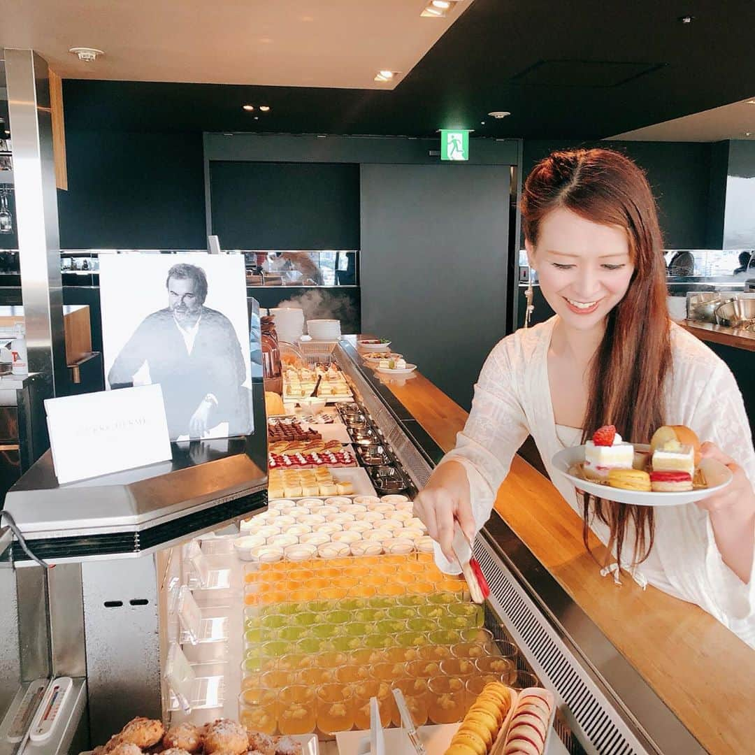 里井真由美さんのインスタグラム写真 - (里井真由美Instagram)「🙌食べ放題です！「夏の肉オータニ‼️」 ・ ・ ホテルニューオータニ内 2店で♪食べあるキングが監修した、こだわりお肉メニューが食べ放題です💪 (8/31まで) ・ ・ 2店ある内のまずはこちら！ 。。。 🔻本館17階 「VIEW & DINING THE SKY」にて ●炙り和牛とろたく寿司 @fallindebu はっしーさん ● ごろごろビーフと夏野菜の広東風焼きそば @saltydog_wow 塩崎さん ・ ・ とろたく寿司は、炙ってあるから和牛の甘みがいっそうおいしく、たくあんの食感と塩気もおいしい♪ ・ 焼きそばは、ゴロゴロビーフのコクあるあんを絡めてもりもり召し上がって下さいませー♪ ・ ・ 🉐Skyでは 最初に「食べあるキングのSNSを見た」などお伝えくだされば、、 ・ ・ @monko1215 ちゃんが飲んでる、 @moeazukitty もえのあずきちゃん監修の「チーズ×マンゴー♡もえきゅんスムージー」が1杯サービスになります💋🍹💋 ・ ・  スイーツでは ホテルニューオータニ#satsuki ショートケーキ や、なんと！ピエールエルメのマカロンも食べ放題ですよー。 ・ ・ 🔻詳細コチラからも https://www.newotani.co.jp/group/meat-sum/  #肉オータニ #ホテルニューオータニ#食べあるキング #1級フードアナリスト里井真由美 #thesky#ホテルビュッフェ#食べ放題#夏の肉オータニ#肉#ピエールエルメ#マカロン食べ放題#里井真由美#ありが糖運動」7月18日 19時01分 - mayumi.satoi