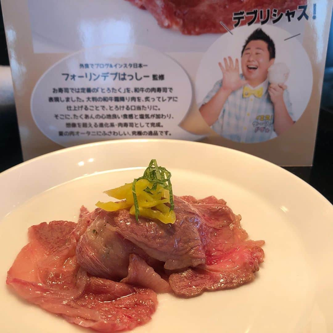 里井真由美さんのインスタグラム写真 - (里井真由美Instagram)「🙌食べ放題です！「夏の肉オータニ‼️」 ・ ・ ホテルニューオータニ内 2店で♪食べあるキングが監修した、こだわりお肉メニューが食べ放題です💪 (8/31まで) ・ ・ 2店ある内のまずはこちら！ 。。。 🔻本館17階 「VIEW & DINING THE SKY」にて ●炙り和牛とろたく寿司 @fallindebu はっしーさん ● ごろごろビーフと夏野菜の広東風焼きそば @saltydog_wow 塩崎さん ・ ・ とろたく寿司は、炙ってあるから和牛の甘みがいっそうおいしく、たくあんの食感と塩気もおいしい♪ ・ 焼きそばは、ゴロゴロビーフのコクあるあんを絡めてもりもり召し上がって下さいませー♪ ・ ・ 🉐Skyでは 最初に「食べあるキングのSNSを見た」などお伝えくだされば、、 ・ ・ @monko1215 ちゃんが飲んでる、 @moeazukitty もえのあずきちゃん監修の「チーズ×マンゴー♡もえきゅんスムージー」が1杯サービスになります💋🍹💋 ・ ・  スイーツでは ホテルニューオータニ#satsuki ショートケーキ や、なんと！ピエールエルメのマカロンも食べ放題ですよー。 ・ ・ 🔻詳細コチラからも https://www.newotani.co.jp/group/meat-sum/  #肉オータニ #ホテルニューオータニ#食べあるキング #1級フードアナリスト里井真由美 #thesky#ホテルビュッフェ#食べ放題#夏の肉オータニ#肉#ピエールエルメ#マカロン食べ放題#里井真由美#ありが糖運動」7月18日 19時01分 - mayumi.satoi