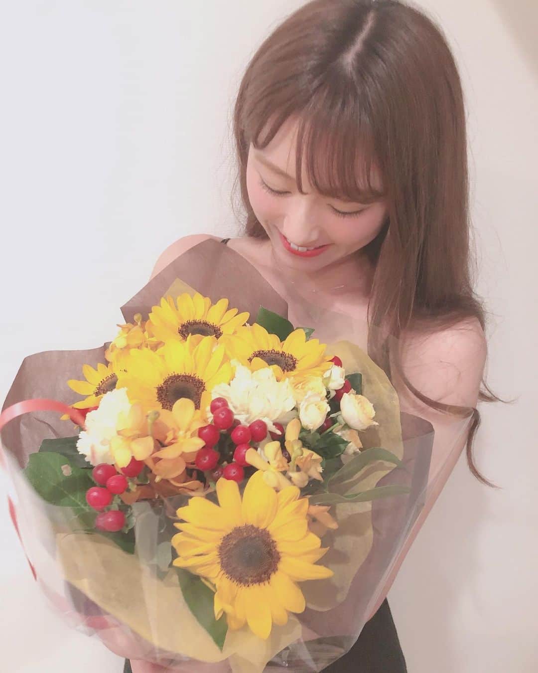 のインスタグラム：「向日葵の花束をもらいました😢💐💕 プライベートで花束をもらったのは 初めてなんだけど、いつもらっても嬉しい🌻 今年のお誕生日はもう大人なんだなぁ と強く感じる事が多かった！ もうわたしも26歳になったんだもんね👸 素敵な女性になれるように頑張ります💜 #birthday 🎂 #向日葵#ひまわり#花束#present 🌼」