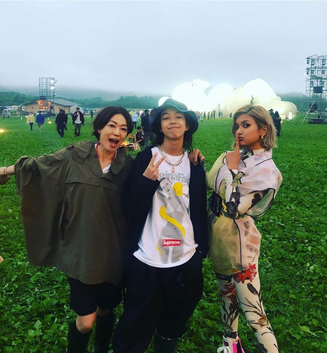 田中杏子さんのインスタグラム写真 - (田中杏子Instagram)「小雨の中だけど、楽しいー💕💕💕 KAWSは 背後で光ってます。 ️ #KAWS #kawsholiday  #allrightsreserved  #japan #mtfuji #herschelsupply  #akotanaka  ROLAとYOSHIに合流⛺️⛺️😭👌💕 ️ #KAWS #kawsholiday  #allrightsreserved  #japan #mtfuji #herschelsupply  #akotanaka」7月18日 19時16分 - akoakotanaka