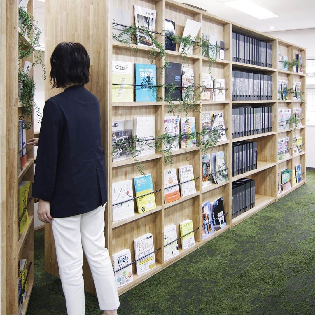 EIGHT DESIGNさんのインスタグラム写真 - (EIGHT DESIGNInstagram)「名古屋市の広告会社 中京広告様のオフィスデザイン事例をホームページに掲載しました。  賃貸オフィスビルの1区画を、原状回復可能な範囲でリノベーション。 既存の床や天井を残したまま、働きやすくクリエイティブな発想が生まれる空間にリノベーションしました。 ーーー くわしくはストーリーのリンクから◎ https://eightdesign.jp/officeworks/chukyo-ad/ ーーー EVENT INFO 🚲7/28は長久手でリノベーション見学会 ☕️8/4は東海市でリノベーション見学会 🛋8/17はインテリアショップMOLISでコラボセミナー ーーー #オフィスデザイン #広告会社 #オフィスビル #オフィスインテリア #インテリアデザイン #賃貸インテリア #賃貸リノベーション #店舗デザイン #カフェ #名古屋カフェ  #eightdesign #エイトデザイン ##interior #lifestyle #家具 #インテリア  #ライフスタイル #renovation #リノベーション #鶴舞 #名古屋」7月18日 19時17分 - eightdesign