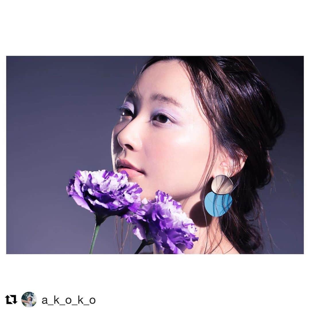 のインスタグラム：「#Repost @a_k_o_k_o with @get_repost ・・・ . . . . Model:@shokohazz210  Photo:@kimimikawa  hairmake:@a_k_o_k_o . . . . . . . . . . . . . . #hairmake#hair#make#beauty#model#photo#shooting#fashion#portrait#testshooting #美#ヘアメイク#ヘア#メイク#ポートレート#被写体#トルコキキョウ#flower」