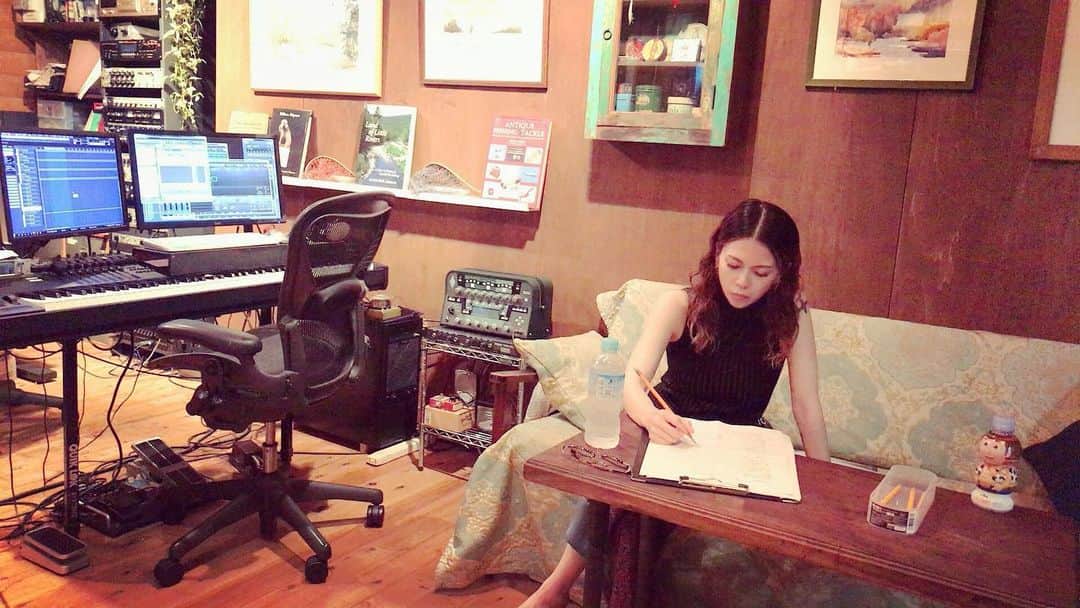 小柳ゆきのインスタグラム：「よっし！！！ レコーディング終わりました‼️ 皆さんに聴いてもらえるのが楽しみだなあ . . さあ、情報解禁までしばしお待ちを…💕」