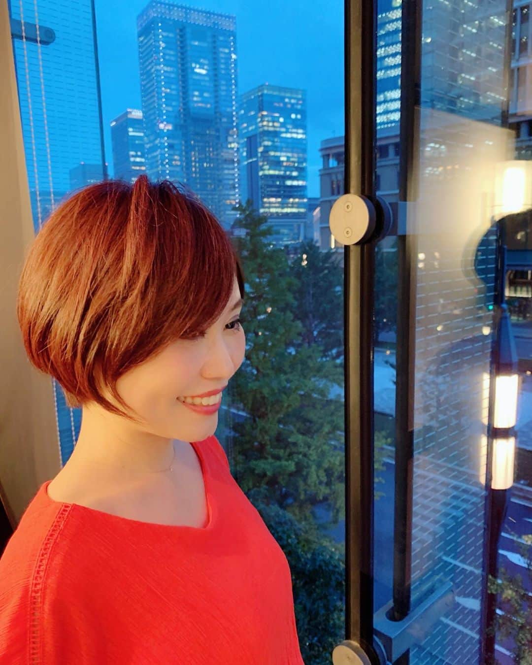Karinのインスタグラム：「hair cut✂️ 今日は美容室で撮影してもらいました☺️ #hair #hairstyle #haircut #ヘアカット #ショートヘア #ショートヘアー女子  #シンガー #シンガーソングライター #音楽 #音楽好きな人と繋がりたい #写真 #photo #music #ilovemusic #musicgram #karin #singer #singersongwriter」
