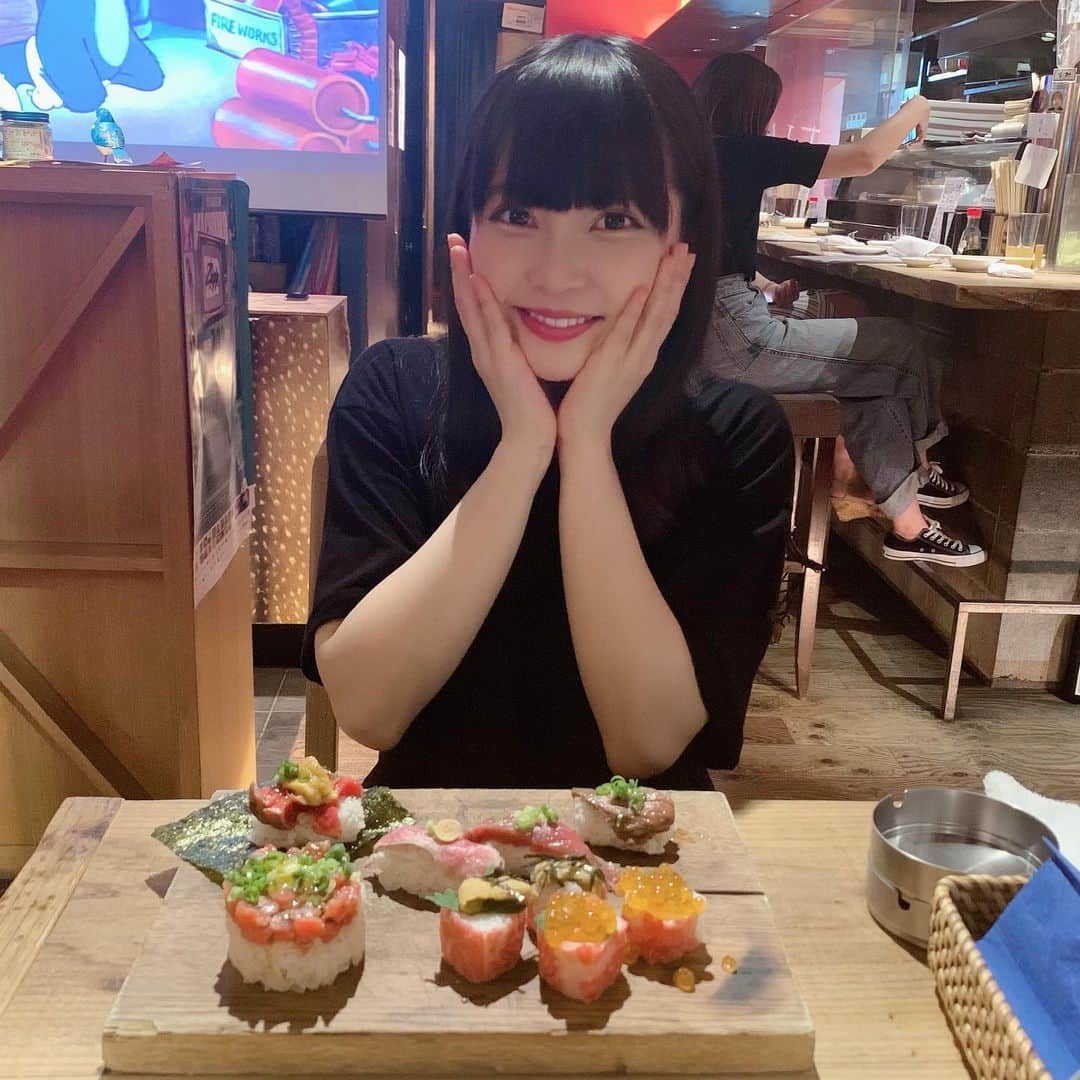 堀詩音さんのインスタグラム写真 - (堀詩音Instagram)「お友達が肉寿司食べに行かない？﻿ って誘ってくれたの〜の〜の〜🤤﻿ ﻿ ﻿ 手前から #すき焼き雲丹手巻き﻿ 右から #池田牛のユッケ肉寿司﻿ #ラムの握り #馬肉 #彩美牛ランプすき焼き﻿ #牛ロースと雲丹 #牛ロースといくら﻿ っていう並びでございます…🤤(間違ってるかも)﻿ ﻿ ﻿ ぜーんぶ美味しかったから幸せすぎました🤤﻿ ﻿ ﻿ 肉寿司って勝手に牛肉のみだと思っていたけど﻿ このお店は、豚、鶏、馬、鹿、羊ってあって﻿ それにもびっくりしたしメニューも﻿ 20種類以上あるからかなり迷ったよ〜〜〜﻿ ﻿ ﻿ また食べに行きたいなあ🤤🤤🤤﻿ ﻿ ﻿ みんなはどれが食べたい〜〜〜？﻿ ﻿ ﻿ #肉寿司 #札幌肉酒場ボルタ #北海道 #hokkaido #札幌 #sapporo #大通 #すすきの #肉寿司札幌 #札幌肉寿司 #札幌グルメ #札幌大通り #札幌すすきの #札幌ディナー #肉寿司バル #札幌食べ歩き #にくすたぐらむ」7月18日 19時20分 - shion_hori