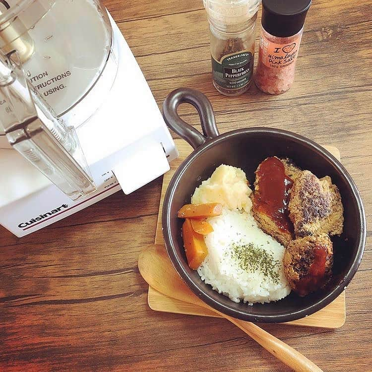 Cuisinart(クイジナート)ジャパン公式アカウントさんのインスタグラム写真 - (Cuisinart(クイジナート)ジャパン公式アカウントInstagram)「フードプロセッサーで、ハンバーグプレート✨ みじん切りも、こねるのも、 フードプロセッサーで😆 こちらは @tommyaaa さんのクイジナートライフ😉 . クイジナートを使ってくださっているみなさん、 ハッシュタグ「#クイジナートのある生活」で、日頃のクイジナートの活用シーンをシェアしてみてください😊 . 指定ハッシュタグ「#クイジナートのある生活」がついているポストは、 クイジナートオフィシャルアカウントに掲載されるかも...😉 . . Enjoy Cuisinart❣️ . . . #クイジナート #クイジナートlove  #クイジナートユーザー #クイジナートスタイル #クイジナート大活躍 #クイジナートフードプロセッサー #フードプロセッサー #ハンバーグ #ハンバーグプレート #シェアしよう #家族が増えたらクイジナート #フープロ #フードプロセッサー大活躍  #フードプロセッサーで簡単 #丁寧なくらし  #おうちごはん  #プレートごはん  #キッズプレート #日々の暮らし  #時短料理  #時短ごはん  #クイジナートのある生活  #Cuisinart #cuisinartjapan」7月18日 19時22分 - cuisine_art