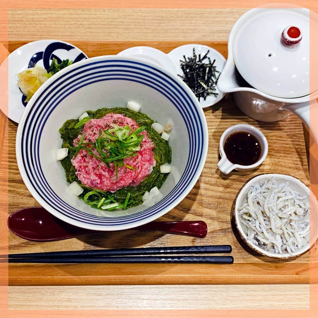 VOGUE GIRL JAPANさんのインスタグラム写真 - (VOGUE GIRL JAPANInstagram)「【本日のご褒美】半蔵門にあるお茶漬け専門店「雅なだし」に行ってきました。僕が選んだのは「炙りネギトロ＆めかぶなだし茶漬け」🐟 そのまま食べても美味しいのに、だしをかけて二度美味しい！　体の底から元気の出るヘルシー丼、いろんな味を試してコンプリートを目指したいです（笑）。 #本日のご褒美 #木曜日はグルメの日 #gourmetthursday #todayslittlehappiness #VOGUEGIRLエディターのお気に入り #雅なだし #だし茶漬け #お茶漬け #お茶漬け専門店 #半蔵門グルメ」7月18日 19時22分 - voguegirljapan