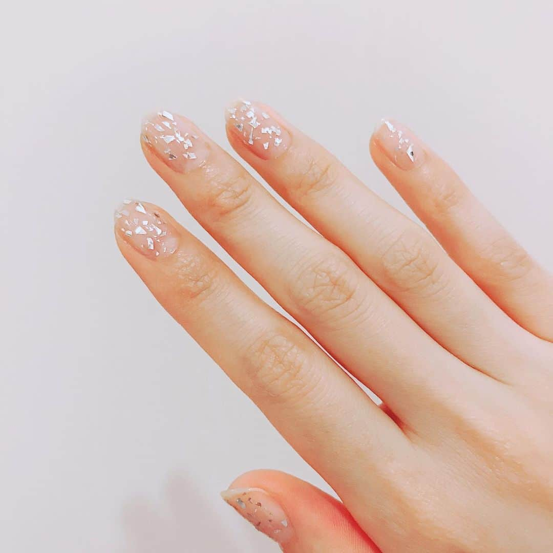 花野じゅりあさんのインスタグラム写真 - (花野じゅりあInstagram)「. きらきら💅 . . . . . #nailholic #クラッシュラメ が #きらきら光る #ガラスの破片みたい #夏ネイル」7月18日 19時26分 - julia.hanano