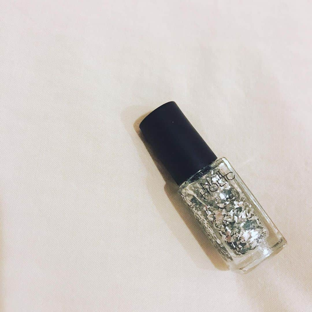 花野じゅりあさんのインスタグラム写真 - (花野じゅりあInstagram)「. きらきら💅 . . . . . #nailholic #クラッシュラメ が #きらきら光る #ガラスの破片みたい #夏ネイル」7月18日 19時26分 - julia.hanano