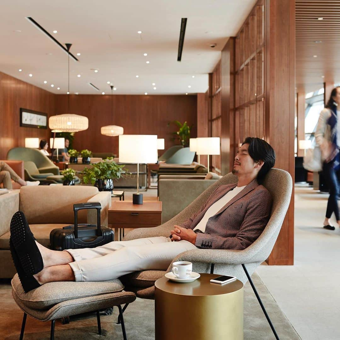 キャセイパシフィック航空さんのインスタグラム写真 - (キャセイパシフィック航空Instagram)「Indulge in #metime at our newly renovated lounge at Shanghai Pudong International Airport. Help yourself to soup-filled Xiaolongbao dumplings from your own side table whilst lounging on a Solo Chair, and take in panoramic views of the airport’s apron and runways from the L-shaped open-ceiling verandah. #serenitybeginshere」7月18日 19時28分 - cathaypacific