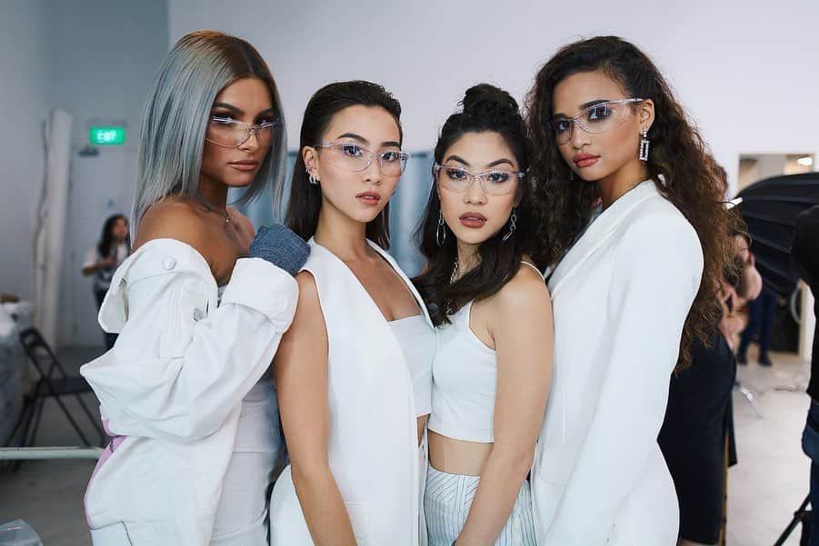 ソニアのインスタグラム：「Are we about to: a) crack open some durians b) fix your air con 🤷🏻‍♀️ . On set with these gorgeous gurls (and a bevy of other beauties, all of whom are insanely successful in the industry!) for an upcoming campaign. Can’t wait for you to see this one 💎  Ear candy: @apmmonaco White ensemble: @violetfoocraze PC: @nicolequek」