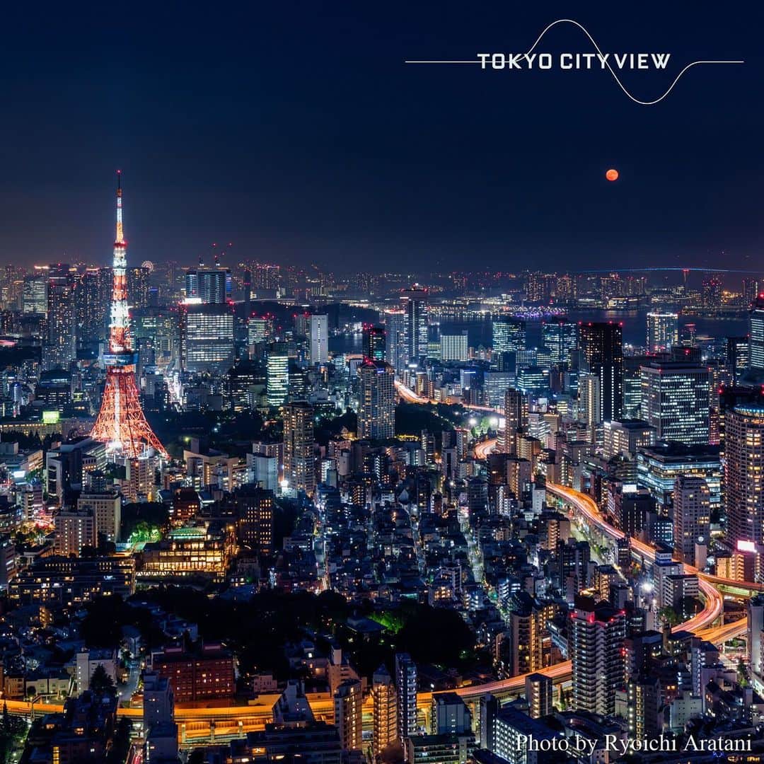 Tokyo City View 六本木ヒルズ展望台さんのインスタグラム写真 - (Tokyo City View 六本木ヒルズ展望台Instagram)「【夜景なら六本木でどうぞ】 昨日（7/17）東京シティビューから撮影された、東京・六本木からのクリアな夜景です。ちょうど満月で、赤い月が夜空のワンポイントになっているようです。 梅雨でもタイミングが合えばこんな夜景にも出会えるかも？！✨ #tokyocityview #東京シティビュー　 #roppongihills  #六本木ヒルズ #tokyo #tokyotrip  #japantrip  #満月」7月18日 19時29分 - tokyocityview