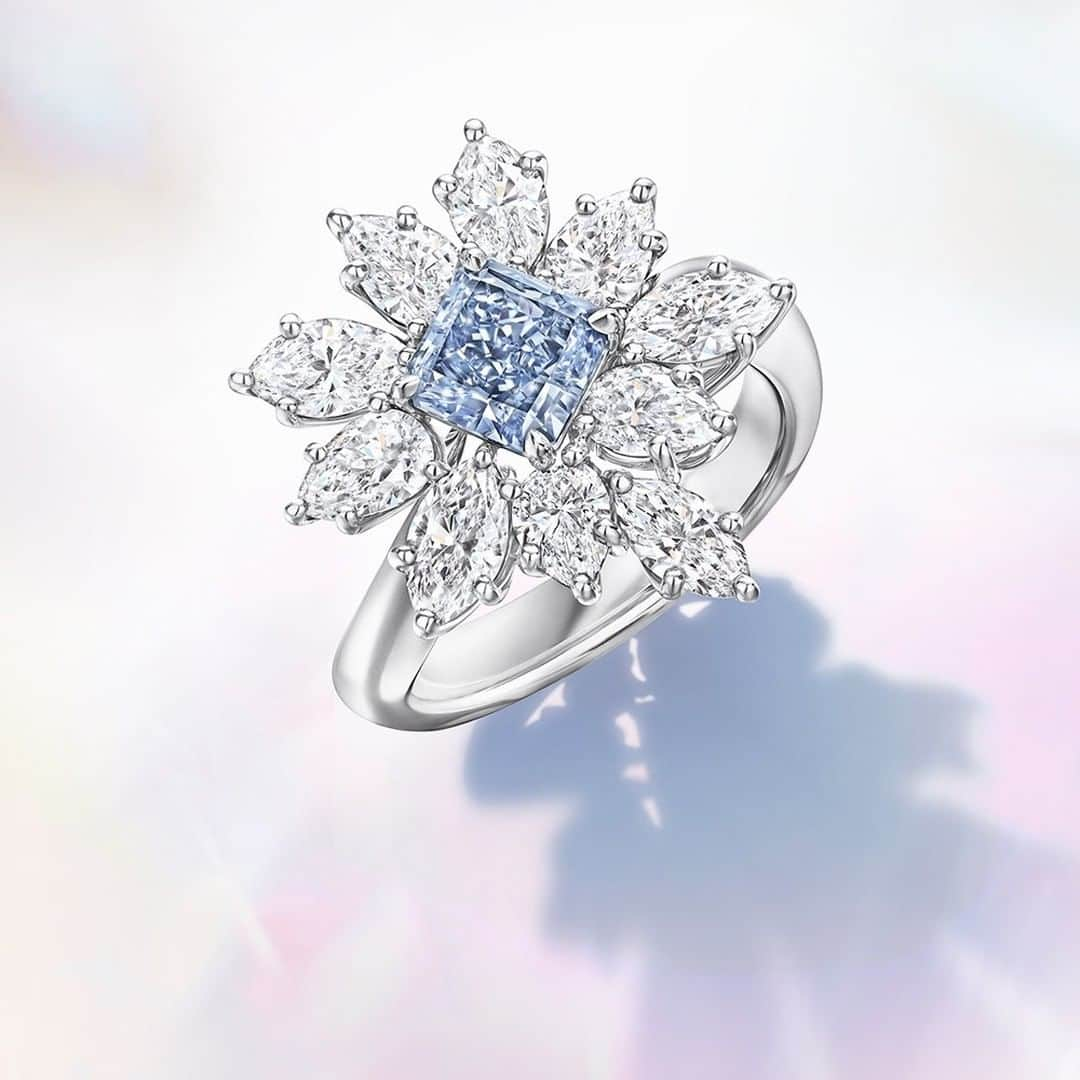 ハリー・ウィンストンさんのインスタグラム写真 - (ハリー・ウィンストンInstagram)「Blue beauty. An exceptionally rare fancy intense blue #diamond is the star of this one-of-a-kind #highjewelry ring from #HarryWinston.」7月18日 19時30分 - harrywinston