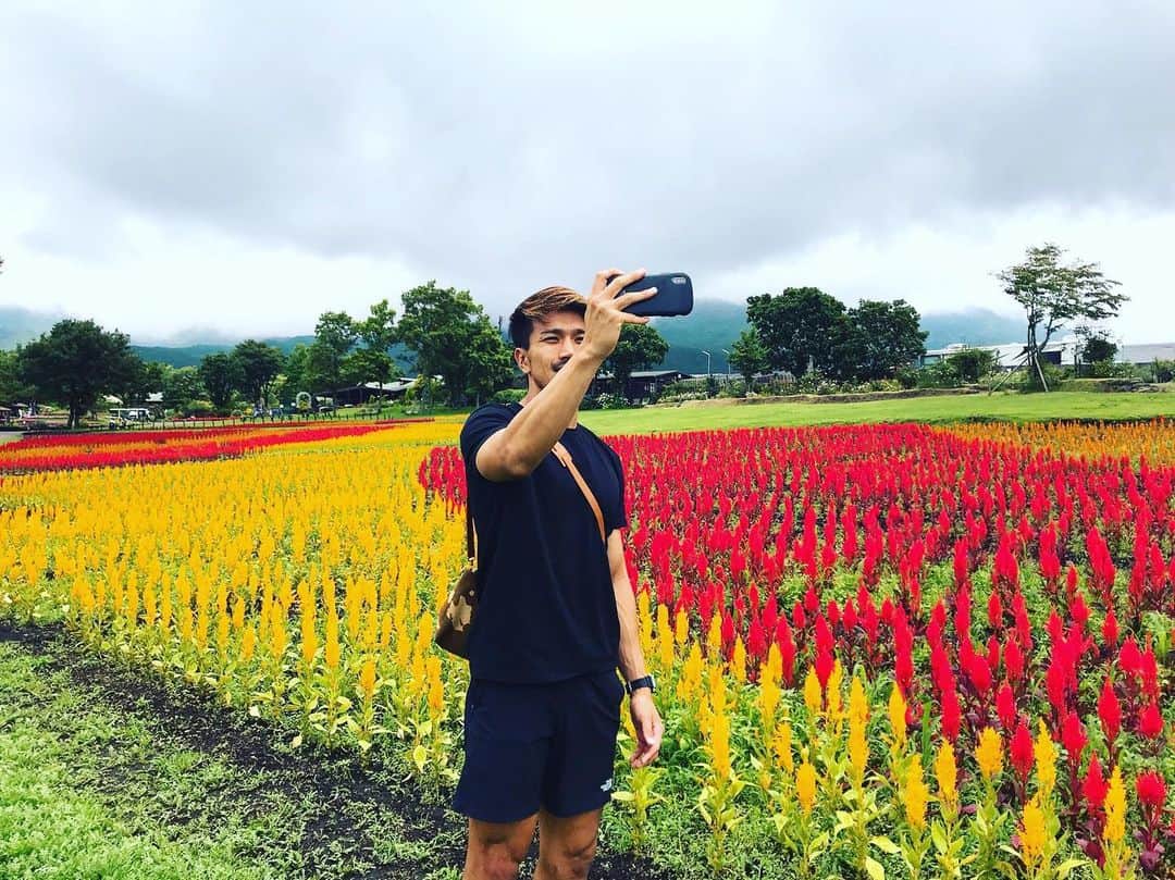 伊佐耕平のインスタグラム：「ちょっと上の角度から自撮りしちゃう系Jリーガー🤳  #くじゅう花公園 #すんごいいいとこ #漢馬場賢治 #お世話になりました #魂の塊 #僕も頑張ります #卑弥呼系Jリーガー」