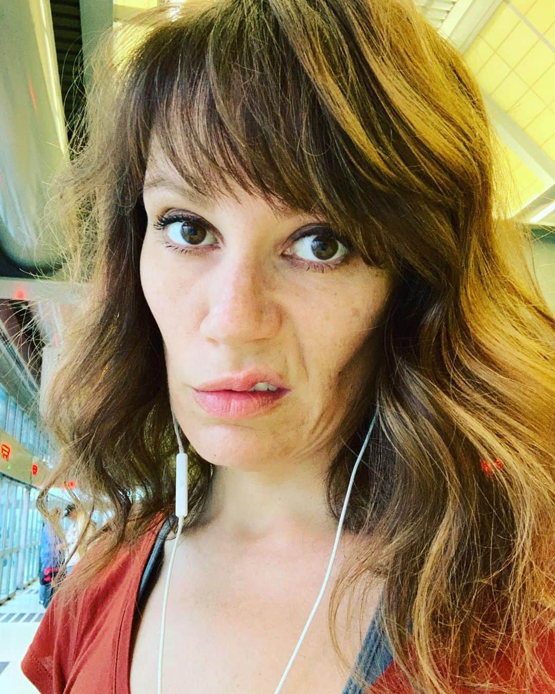 エミリー・スワローさんのインスタグラム写真 - (エミリー・スワローInstagram)「Redeye flight got me like... 😞 😠 🥴  I’ll miss you, #losangeles!  But it’s time for the Swallow family to descend upon #nyc, so let the shenanigans begin!  #maandpaswallz #timeforanap」7月18日 19時40分 - bigeswallz