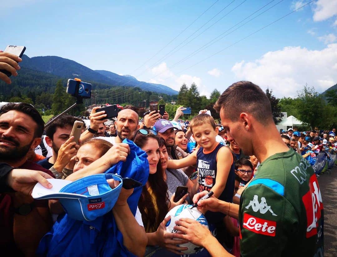アルカディウシュ・ミリクのインスタグラム：「Time for fans 😁💙 #ForzaNapoliSempre」