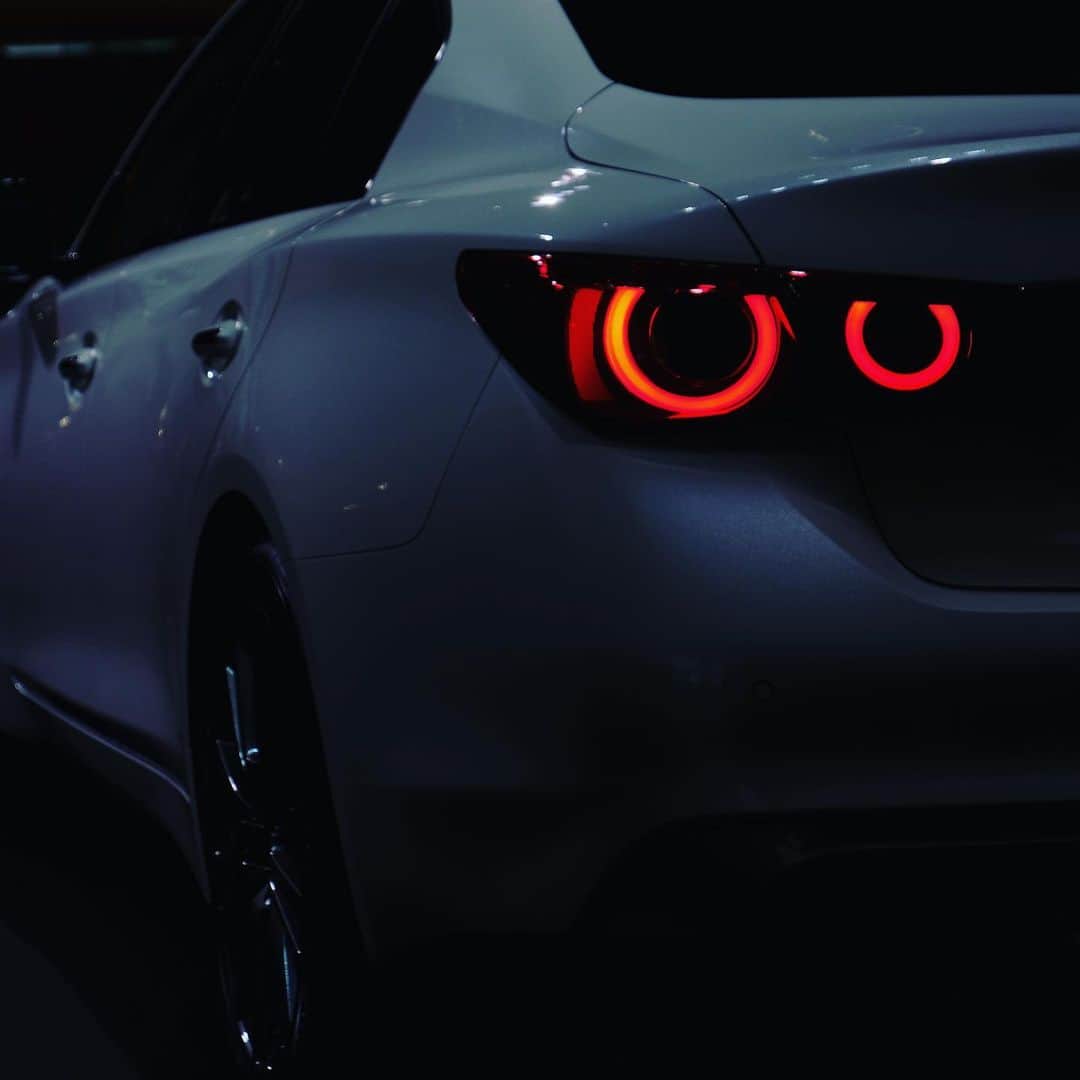 松村太郎のインスタグラム：「#Nissan unveiled new series of #Skyline sport 400hp turbo engine and hybrid, with Pro Pilot 2.0. The new flagship sedan got Nissan emblem again and modern 4 rings tail design.  #car #Infinity #スカイライン #クルマ #🚗 #cartail」