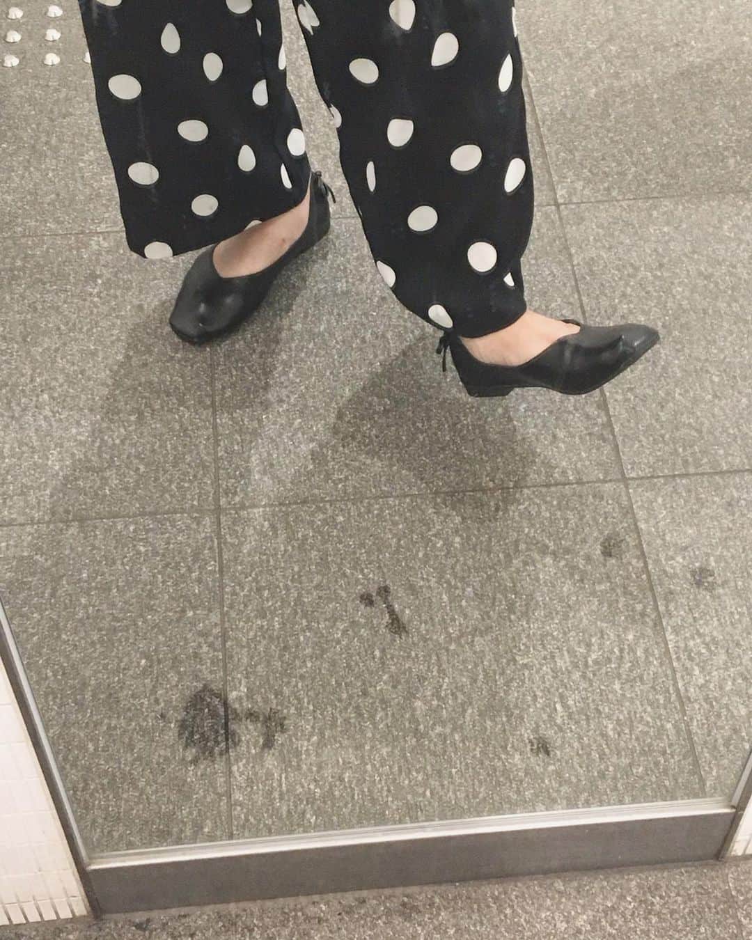 のインスタグラム：「バレエシューズ履いてる感覚😳 軽くて、楽で可愛い。 #new」