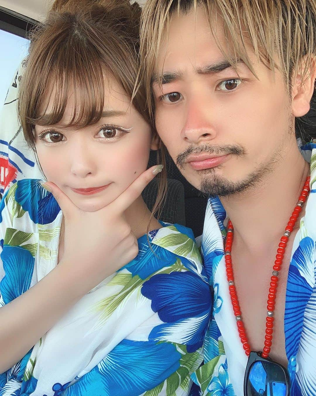 りなてぃさんのインスタグラム写真 - (りなてぃInstagram)「﻿ ﻿ ﻿ ﻿ ﻿ 一目惚れしたシャツ👔（笑）﻿ まぁかっしーにもおそろいで着させるよね...（笑）﻿ ﻿ ﻿ ﻿ ちょっと前から行きたい場所が出来て、500円貯金始めたの💓﻿ そしたら毎日家に帰って貯金箱に入れるのが楽しくて﻿ もはや趣味みたいに集めてる（笑）﻿ ﻿ 何事も目標つくって、たのしくが1番だねやっぱり💓﻿ ﻿ ﻿ ﻿ ﻿ てかてか、昨日帰ってきたらインナーの跡がついてて﻿ また焼けたのかとショック...恐るべし夏。恐るべし紫外線。﻿ ﻿ なのにやめられない外出。😌💓（笑）﻿ ﻿ ﻿ 夏って暑くてふらふらするし、体力もってかれるのに﻿ なんでこんなに楽しいんだろう🥺﻿ ﻿ ﻿ ﻿ 学生の子はもう夏休み入ったのかな？😌💓﻿ わたしは今年、スイカ割りがしたい！！！🍉﻿ したことないんだよね...🤔﻿ ﻿ ﻿ ﻿ ﻿ #沖縄 #沖縄旅行 #国内旅行 #おきなわ #okinawa﻿ #サーターアンダギー #ウミカジテラス #おそろいコーデ﻿ #なつのおもいで ﻿ ﻿ ﻿ ﻿ 自分が "たのしい" と思えることの大切さを﻿ 最近改めて感じてる😌💓﻿ ﻿ みんなは何してるときが、1番たのしい？﻿ ﻿ ﻿ ﻿ ﻿ ﻿ ﻿ ﻿」7月18日 19時49分 - rinatea_25