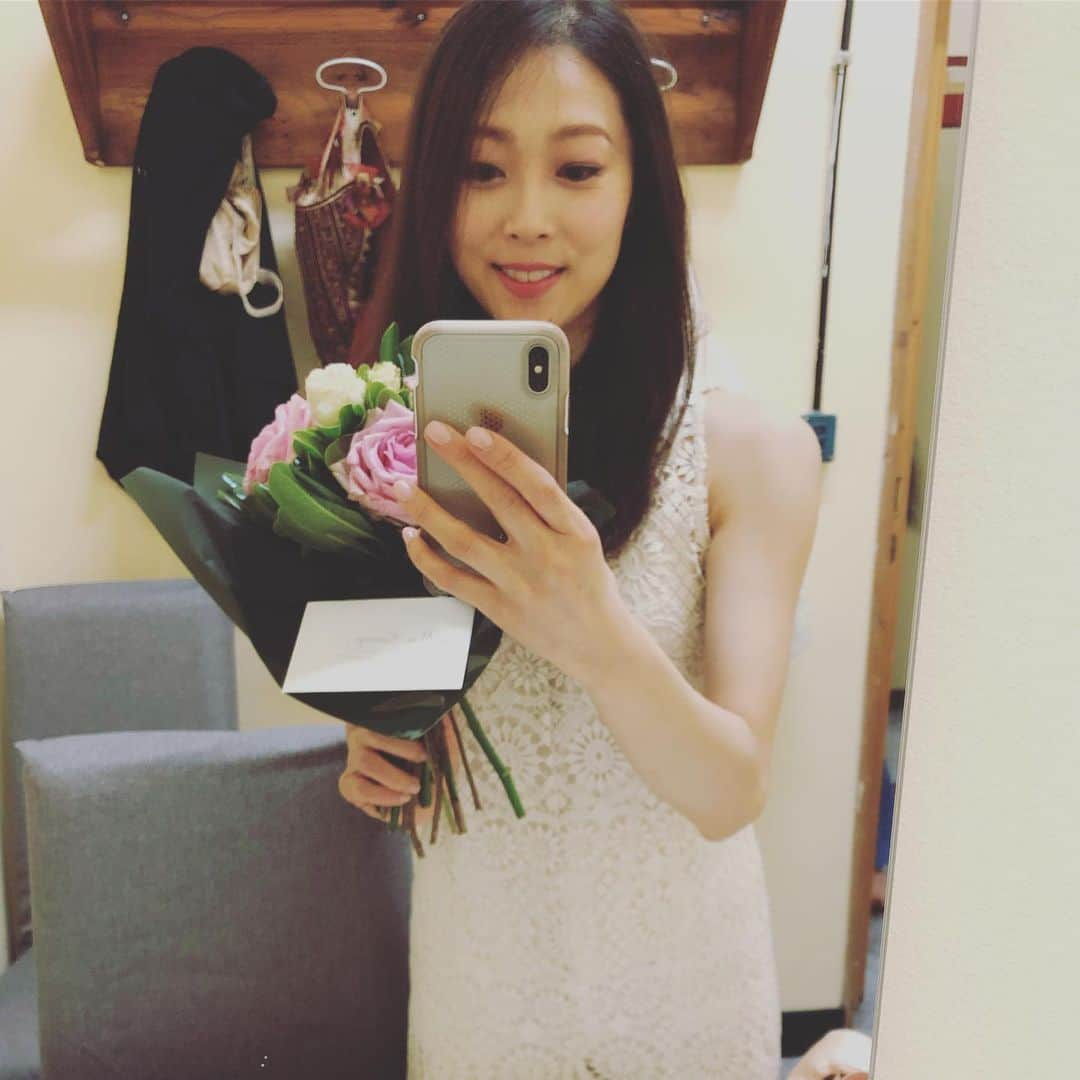 倉永美沙さんのインスタグラム写真 - (倉永美沙Instagram)「Grazie @arenadiverona アレーナディヴェローナからの花束💐 ありがとうこざいます💗 #robertobolleandfriends #ballet #ballerina #ballerinalife #happy #happiness #dance #art #幸せ #バレエ #バレリーナ #rehearsal #travellife #work #italy #ロベルトボッレアンドフレンズ #inarena #verona」7月18日 19時49分 - misakuranaga