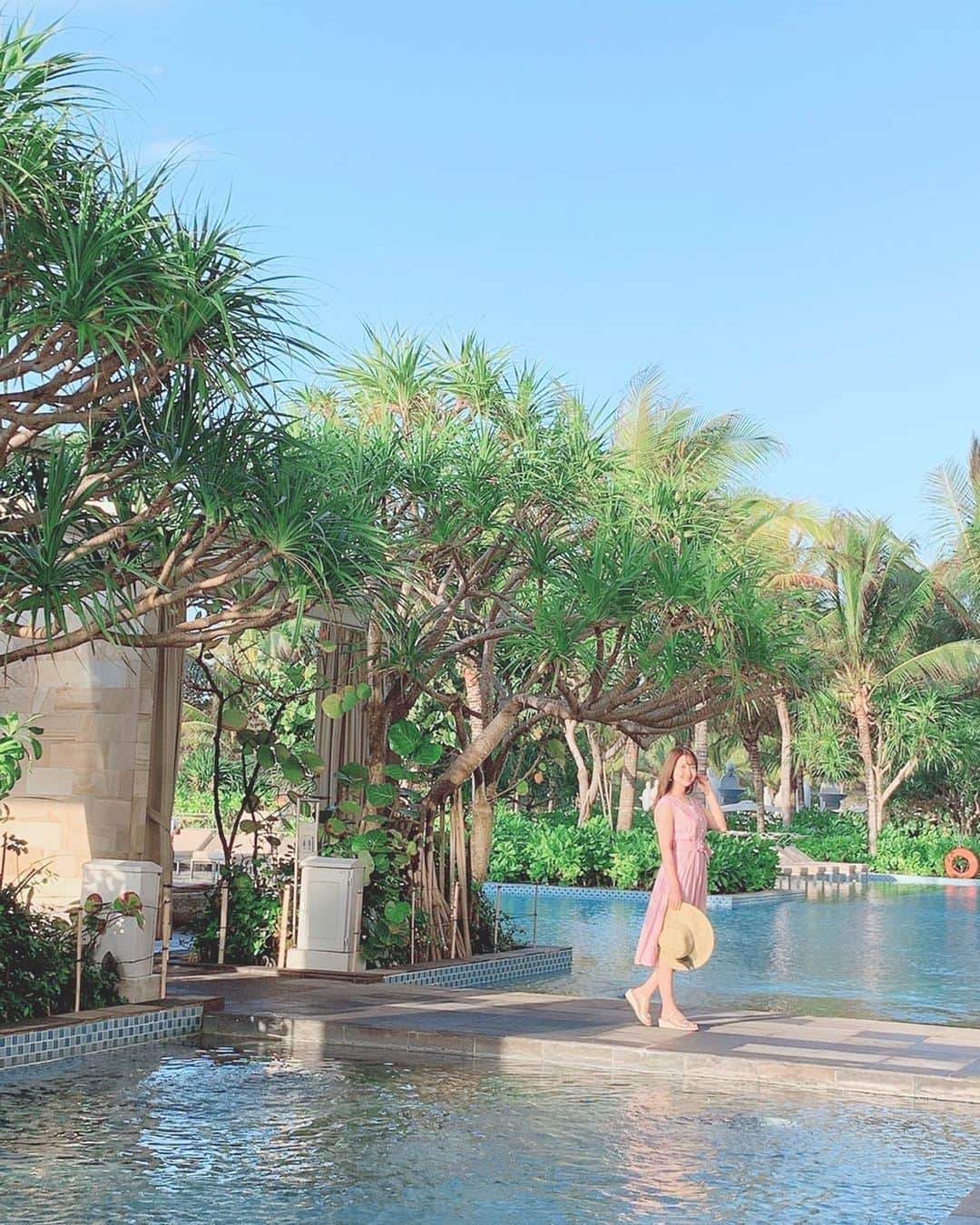 沢井里奈さんのインスタグラム写真 - (沢井里奈Instagram)「♡ . Mulia Resort🏝🌺💫 . ホテルのプールがめちゃめちゃ綺麗で 朝一だったので朝日が昇る感じも見れて🌅✨ とっても癒されました☺️💓💓 . オーシャンビューで テンション上がりました🥺❤️ . . #さわーコーデ 👗🌼💕💕 onepiece♡ #rirandture hat♡ #toccocloset sandals♡ #diana . #escapetomulia #Bali #Indonesia #BaliIndonesia #centrair #shooting #travel #trip #instatravel #photographic #instagood #instagramjapan #japanesegirl #girls #バリ #バリ島 #インドネシア #バリ島旅行 #女子旅 #月刊Cheek #ガルーダ航空 #セントレア #夏コーデ #さわーコーデ #さわー海外 #沢井里奈」7月18日 19時58分 - sawairina