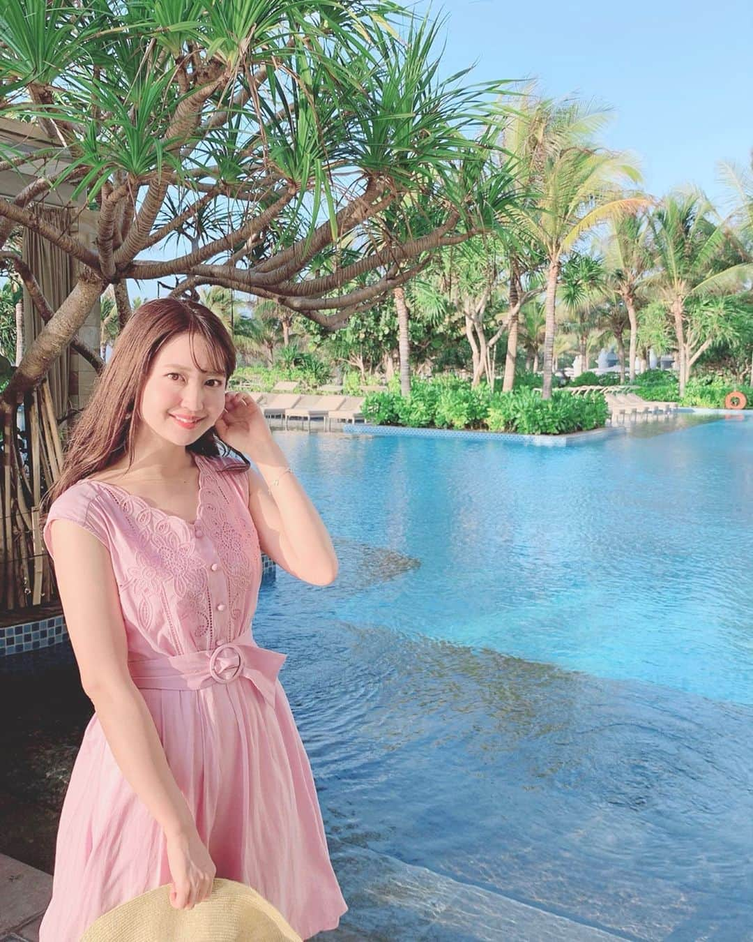 沢井里奈さんのインスタグラム写真 - (沢井里奈Instagram)「♡ . Mulia Resort🏝🌺💫 . ホテルのプールがめちゃめちゃ綺麗で 朝一だったので朝日が昇る感じも見れて🌅✨ とっても癒されました☺️💓💓 . オーシャンビューで テンション上がりました🥺❤️ . . #さわーコーデ 👗🌼💕💕 onepiece♡ #rirandture hat♡ #toccocloset sandals♡ #diana . #escapetomulia #Bali #Indonesia #BaliIndonesia #centrair #shooting #travel #trip #instatravel #photographic #instagood #instagramjapan #japanesegirl #girls #バリ #バリ島 #インドネシア #バリ島旅行 #女子旅 #月刊Cheek #ガルーダ航空 #セントレア #夏コーデ #さわーコーデ #さわー海外 #沢井里奈」7月18日 19時58分 - sawairina