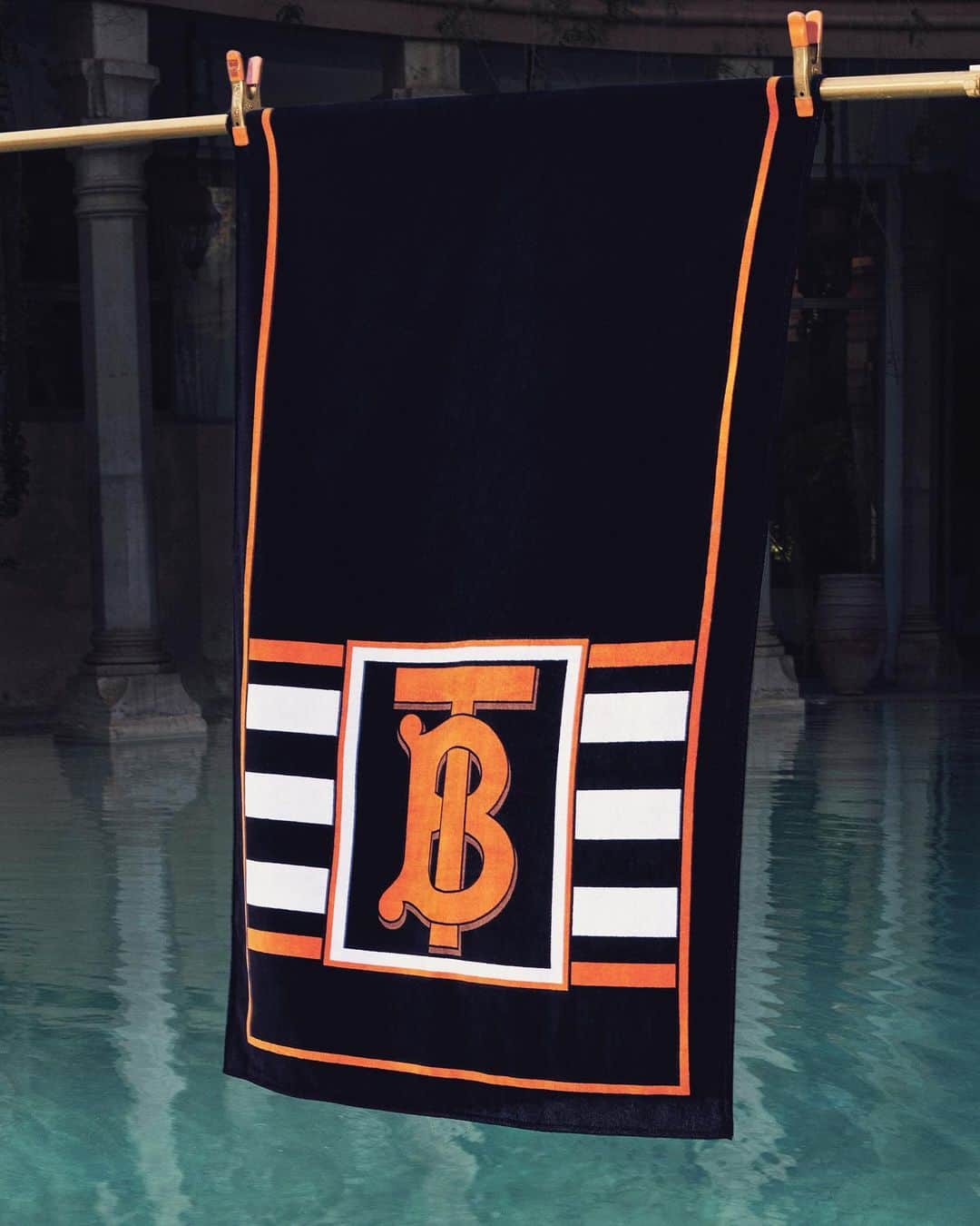 Burberryさんのインスタグラム写真 - (BurberryInstagram)「Introducing the #BurberrySummer capsule . Logo-print towels meet monochrome swimwear, taking inspiration from the #Burberry archive . Tap to shop the new collection . #TBRT #BurberryGeneration」7月18日 20時02分 - burberry