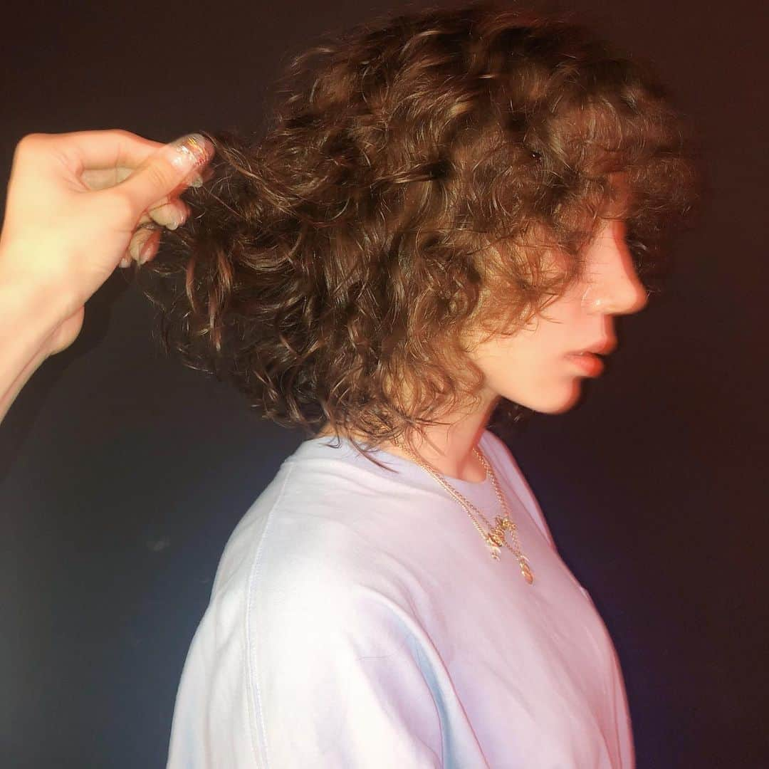 NASUさんのインスタグラム写真 - (NASUInstagram)「poodle perm🐩 @riisa1018naka 🏄‍♀️ くるくるメンテナンスしました🍉 男の子みたいでかわいい🏎🦕🤹‍♀️ さらっとしばってもいいね💚 とにかくなんでもよく似合う里依紗ちゃん🤩 #仲里依紗  #nasupcolor #perm」7月18日 20時03分 - nasup