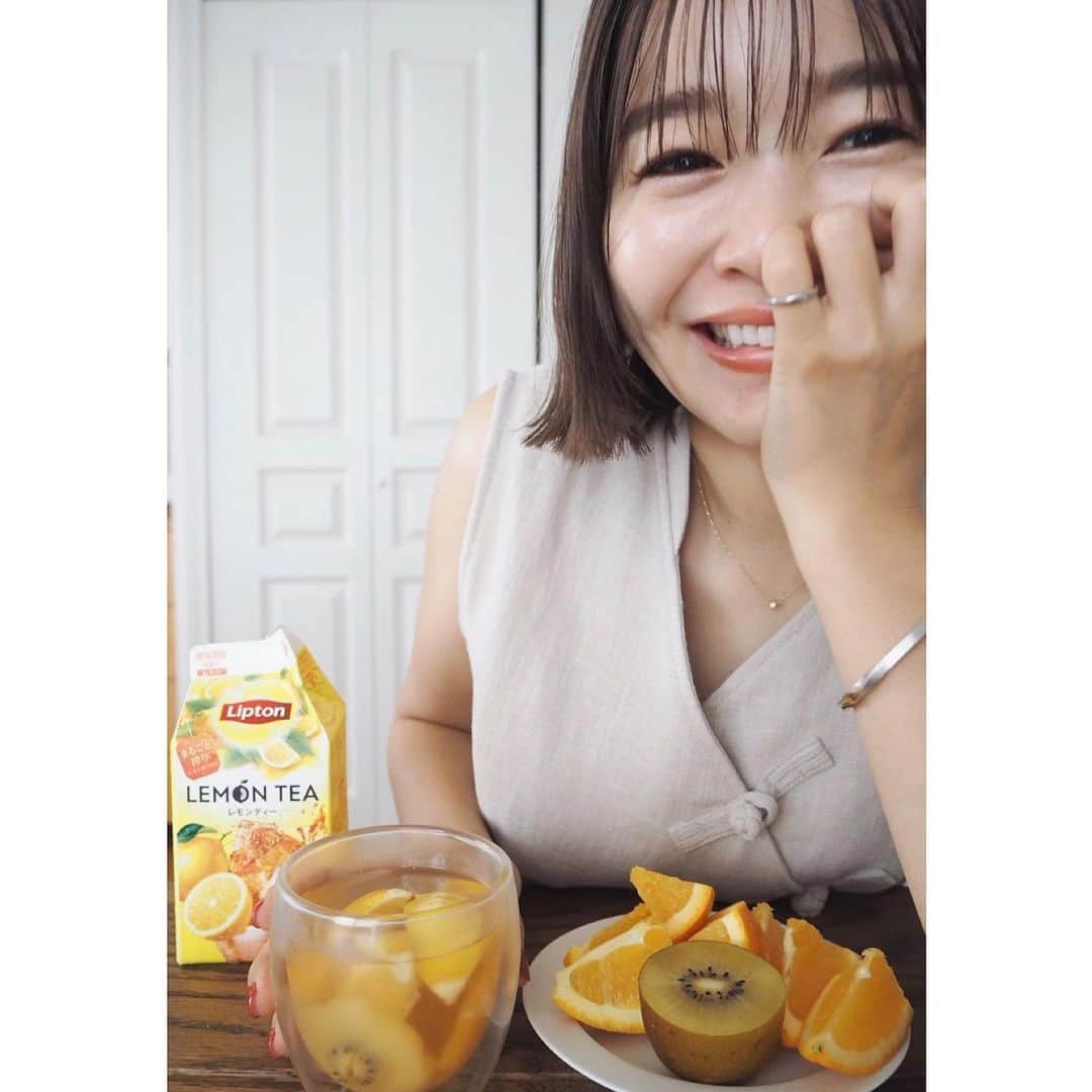 猪鼻ちひろのインスタグラム：「🍊🥝🍋﻿ ﻿ この前飲んでとっても美味しかったので、﻿ おうちでもフルーツインティーつくって飲んでみました❣️﻿ レモンとキウイとオレンジを入れたよー！ 想像以上に可愛いし、友達が来た時とかもいいかも☺️✨﻿ ﻿ 応募すると2019年限定デザインのタンブラーが当たるor選ばれた1名のレシピがLipton TEA STANDの公式メニューに採用されるそうな🙊﻿ #レモンティー#昔から飲んでる#大好きだ#夏とfruitsintea﻿#全国夏レシピ選手権﻿#夏色フルーツインティー﻿#フルーツインティー﻿#東京都﻿@lipton_cp2019 #pr﻿ #Lipton ﻿#リプトン﻿#森永乳業#リプトンフルーツインティー﻿#おうちでリプトン」
