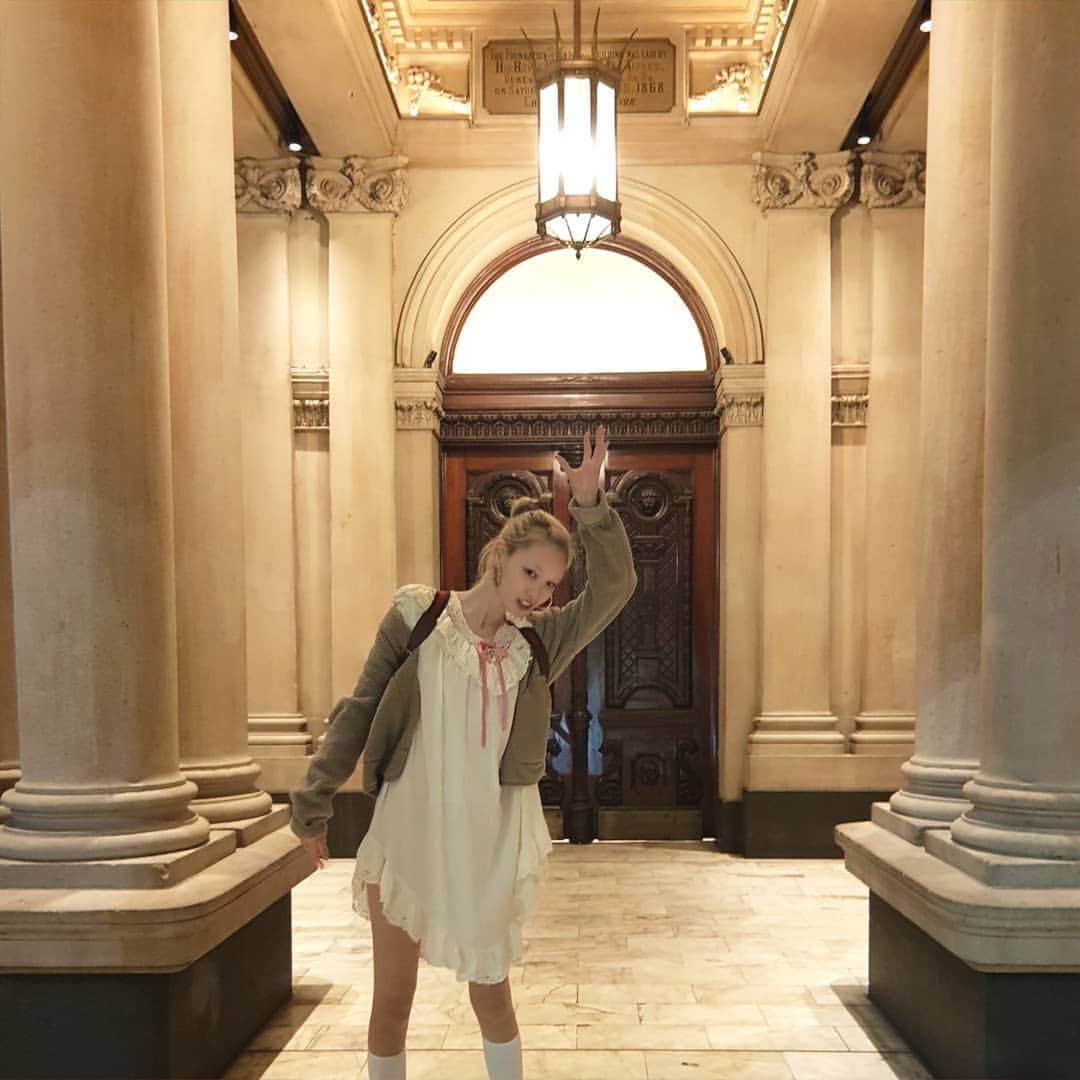 フェルナンダ・リーのインスタグラム：「Welcome to Sydney's Townhall❣ It houses the grand organ (the largest of its time during installation) and actually lies atop of.. a... cemetery.....」