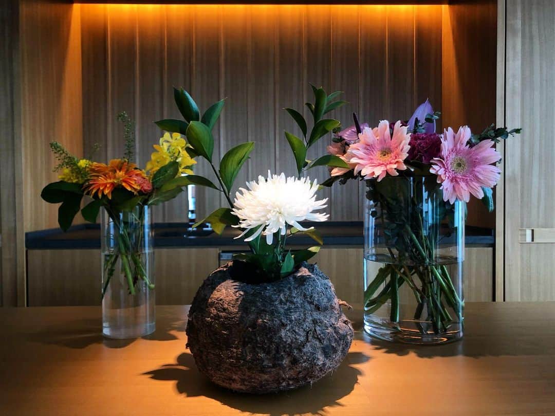 稲木ジョージのインスタグラム：「Japanese Ikebana is my favorite 😌パリファッションウィークから遡って一カ月ぶりにニューヨークの自宅にて帰宅。プライベートも、キャリアもやっと自分らしく、自分のペースでやりたいことができてるかも。」
