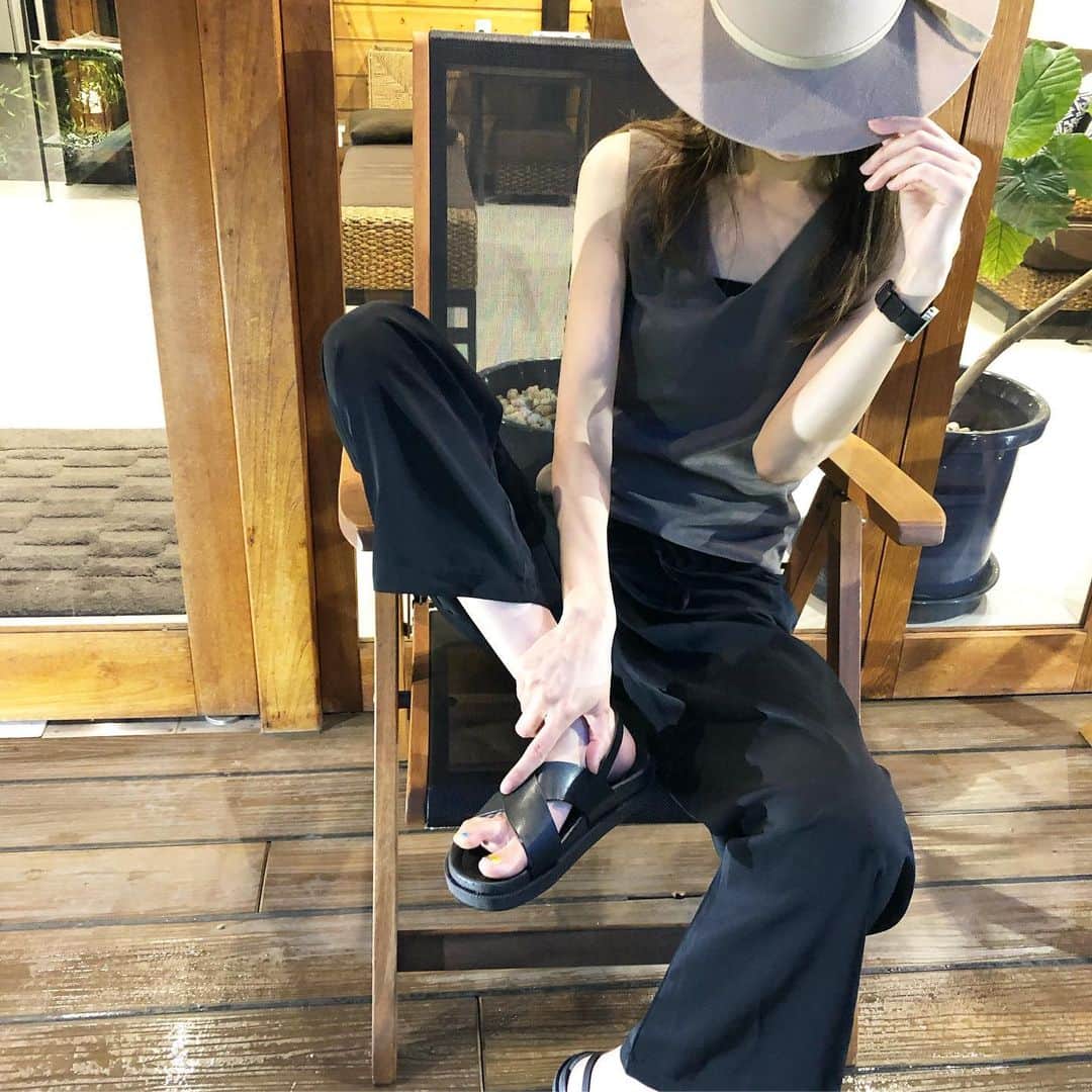 のインスタグラム：「2019.7,18. . 雨がスンゴイ⋆̩☂︎*̣̩ 可愛いニットは @dholic_official  実はテロテロ楽チンパンツも . この #Vネックリネンニットスリーブ 深いブラウンでめちゃくちゃ可愛い🙈♡ . tops、pants#ニット (809217)：#dholic @dholic_official hat @lackofcoloraus  sandal @lavishgate . #locari#LIN_stagrammer#kaumo_fashion#KURASHIRU#ootd_kob#ponte_fashion#4yuuu#bySlife#スナップミー#snapgram_jp#myscrapbook#beaustagrammer #プチプラ高見えコーデ#大人カジュアル#大人カジュアルコーデ #アラフォーコーデ #アラフォー」