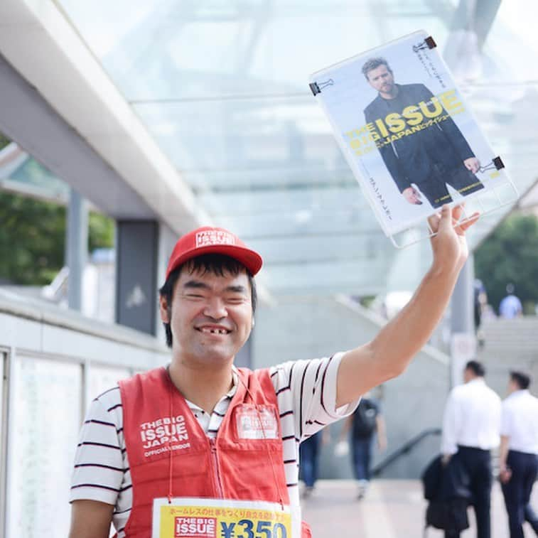 soarさんのインスタグラム写真 - (soarInstagram)「『THE BIG ISSUE』は、「雑誌販売」の仕事を提供することで、ホームレスの自立支援を応援する事業です📚🌼 東京事務所の所長を務める佐野未来さん、都内で活動する販売者さんにお話を伺いました🧢✨ 「誰かに必要とされることが本質的な自立につながる。ホームレス支援のビッグイシューが目指すのは”何度でもやり直せる社会”」 https://soar-world.com/2017/02/16/bigissue/ ・ ・ 「soar(ソアー)」は、人の持つ可能性が広がる瞬間を捉え、伝えていくメディアです🕊✨☘ https://soar-world.com/ ・ ・ #soar_world #ホームレス #貧困 #笑顔 #写真 #雑誌 #thebigissue #ビッグイシュー #自立 #ロンドン #未来 #社会 #仕事 #販売 #就活 #社会復帰 #留学 #困窮 #社会問題 #路上 #メニエール病 #ネットカフェ  #障害 #病気 #高齢 #依存症 #虐待 #孤立 #若者 #生活保護」7月18日 20時13分 - soar_world