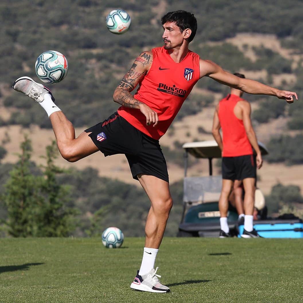 ステファン・サヴィッチのインスタグラム：「⚽️👀 #training #preseason」