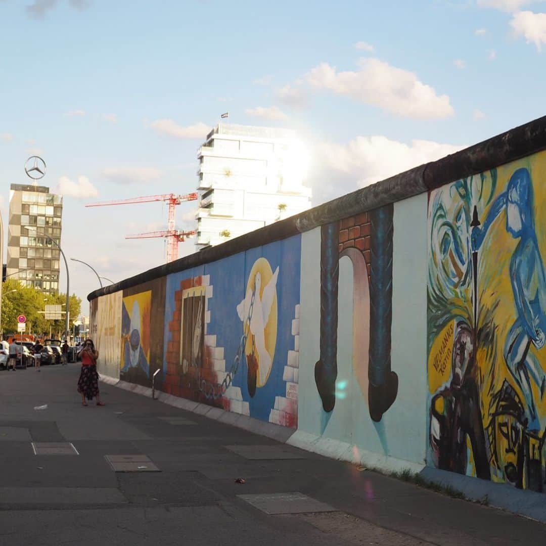 岡田育さんのインスタグラム写真 - (岡田育Instagram)「😗😗😙😚🥳 . . #eastsidegallery #berlinostbahnhof #ostberlin #berlin #jumpbyuber #berlinwall #ベルリン #イーストサイドギャラリー #ベルリンの壁 . . この明るさで夕飯後の20時21時。緯度高いな。冬は午後から夜みたいな感じでしょうな。」7月18日 20時35分 - okadaic