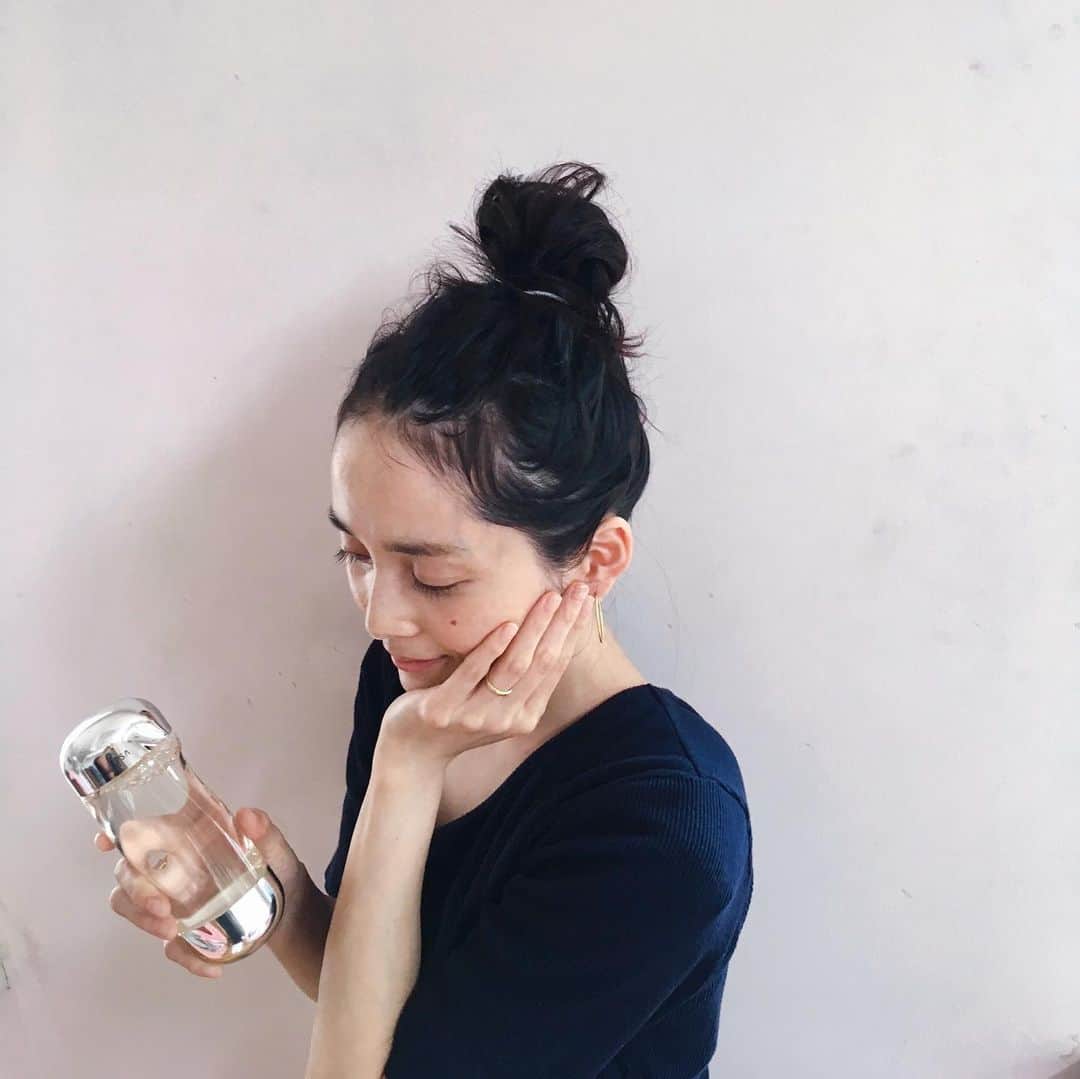 のインスタグラム：「- 先日のアクアフルネススポットにて 乾燥肌と診断されたのでおすすめされたこちら 使ってみました IPSA「ザ・タイムR アクア」🐬 ・ とことん肌に水分を届けることを追求した 無駄のない保湿力、保水力を持つ化粧水 水のようなサラサラとしたテクスチャー アルコールフリー、油分フリーで すっきりみずみずしい使い心地 ・ "乾いた分だけ補水する"仕組みとのことで わたしのような相当乾いている乾燥砂漠肌に 化粧水がみるみる浸透、行き渡るのが実感できます🐳 まさにお肌の水分補給🚰 ・ お肌の水分チャージも満タンになれば 見た目もだいぶ変わるだろうな  たっぷり潤い感じられる日がきたら また肌診断行ってみよ♡ ・ ・ ・ #アクア#化粧水#イプサ#IPSA #ザタイムRアクア #乾燥肌#超乾燥肌#スキンケア #SKINCARE#PR#潤い#保水力#美肌」