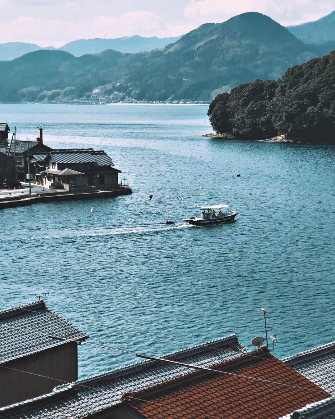Koichiのインスタグラム：「. . Fishing village . . #BeautifulJapan #ShotOniPhone . Attachment lens by @tokyo_grapher Tele Lens 50mm #TG_Tele #ShotOn_TG .」