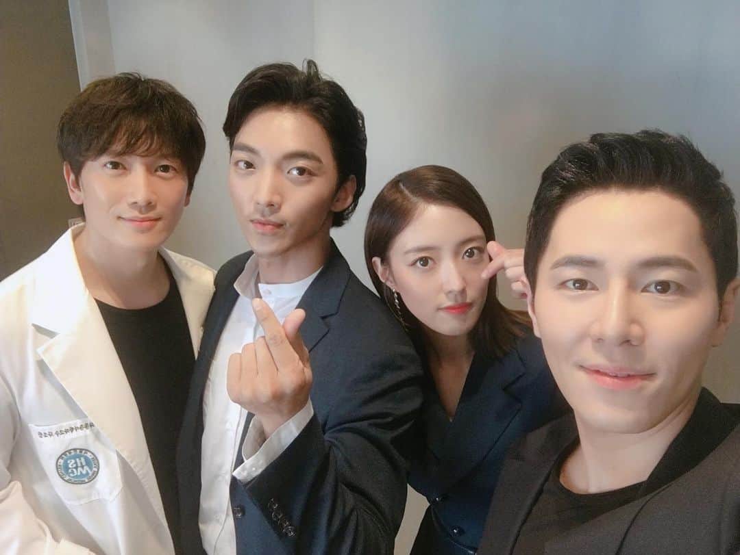 チソンのインスタグラム：「#의사요한 #지성 #이세영 #이규형 #황희  좋은 동료들...」