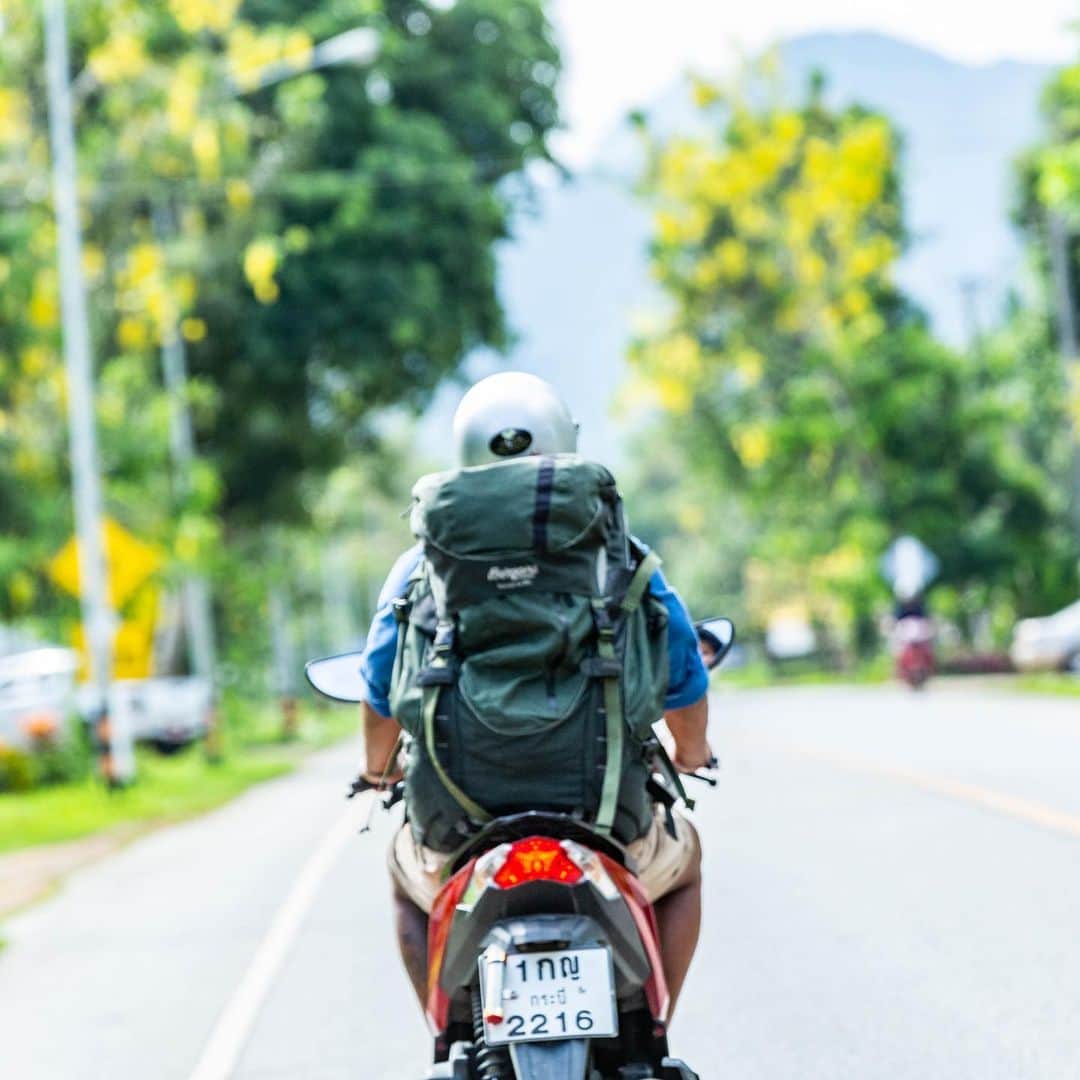 ルフトハンザさんのインスタグラム写真 - (ルフトハンザInstagram)「The quickest way to find the most beautiful places is by scooter. Find a place to park, grab your bags and just see where you end up. #FindYourAdventure #Lufthansa #FlyToBangkok」7月18日 20時40分 - lufthansa