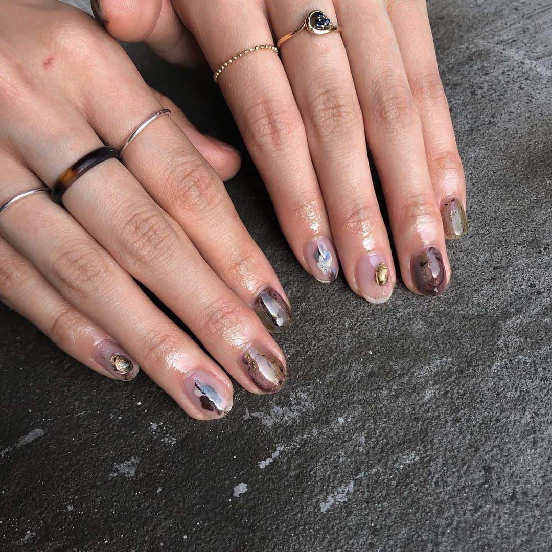 のインスタグラム：「華奢なリングと美しい指に添えるart🍃 クリア感を残しつつ静かに重みを。 きよちゃんありがとうございました💓 夏休み楽しんで🌼  #art#nail#nails#nailart#art#dlaw#lapilie#design#japan#tokyo#omotesando#harajuku#shibuya#instanails#nature#earth#vetro#coregel#gel#gelnailsdesign#gelnails#lucugel#滲みアート#美爪#ニュアンスネイル#ネイリスト募集」