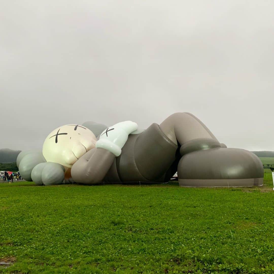 のインスタグラム：「#KAWS :HOLIDAY JAPAN 本日から24日まで Party just started!!! 素晴らしいですよー 是非！」