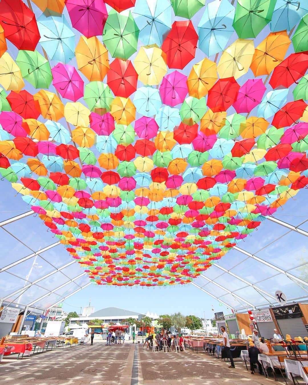 田島知華さんのインスタグラム写真 - (田島知華Instagram)「【Portugal🇵🇹Agueda】Umbrella festival is a lovely idea for enjoying rain! 今年もこの時期がやってきました！ 毎年7月〜9月はポルトガルの小さな町 アゲダがカラフルな傘でいっぱいに。 町のストリートを彩るだけではなく、 フェス会場にはさらにたくさんの傘が飾られています！ 夏休み、ポルトガルに行く予定がある方は 是非アゲダまで足を運んでみてください☂️✨ Copyright ©︎ TAJIHARU  Canon 6D MarkⅡ EF 8-15mm F4 L Fisheye USM EF11-24mm F4L USM EF24-105mm F4L IS II USM _ #たじはるトリップ #TAJIHARU_portugal #ポルトガル #アゲダ #アンブレラスカイプロジェクト #カラフル #傘 #旅ガール #女子旅 #カメラ女子 #portugal #agueda #agita #agitagueda #umbrella #umbrellaskyproject #igerseurope #igersportugal #agitagueda2017 #beautifuldestinations #theprettycities #topportugalphoto #topeuropephoto #discoverglobe #discoverearth #discover_earthpix #wonderful_places #wonderlustportugal #visitportugal」7月18日 20時50分 - haruka_tajima