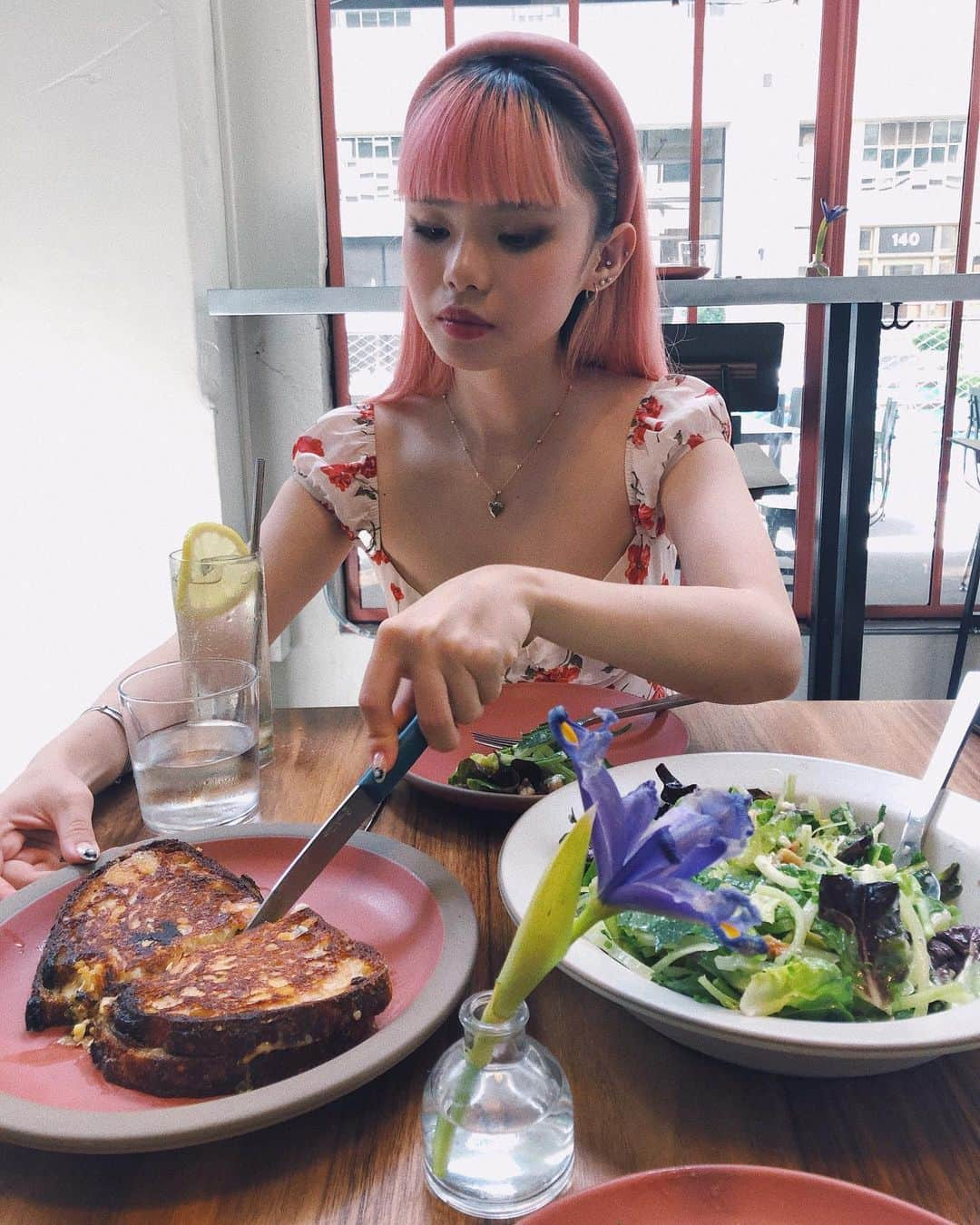 瀬戸あゆみさんのインスタグラム写真 - (瀬戸あゆみInstagram)「@themanufactoryla lunch with @infrontofapple 🍎🍑🥪﻿ ﻿ Meiと1日遊んだ日。﻿ ふたりでYouTube用のビデオを撮ったり(❗️)、 @rowdtla でランチ&ショッピングをしたり、このあとはシルバーレイクの方にも行きました。﻿ 夜はTaco truckのタコスをテイクアウトしてACEのわたしの部屋で食べて(友達とのご飯はこういうのが楽しい)そのあとはルーフトップでプールにも入った👙🌃﻿ ﻿ Thank you for everything Mei❣️﻿ ﻿ #ayumi_journey #rowdtla﻿」7月18日 21時01分 - setoayumi