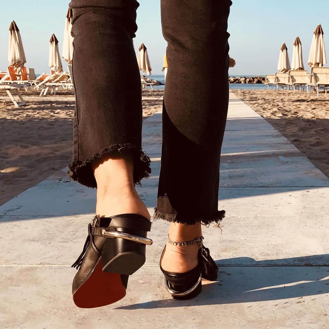 バルディニーニさんのインスタグラム写真 - (バルディニーニInstagram)「Rock and chic, Baldinini tex-mules are the perfect shoes for a summer walk.  #Baldinini #shoesmyway #italianattitude #madeinitaly #urban #ootd #urbanstyle」7月18日 21時01分 - baldininiofficial